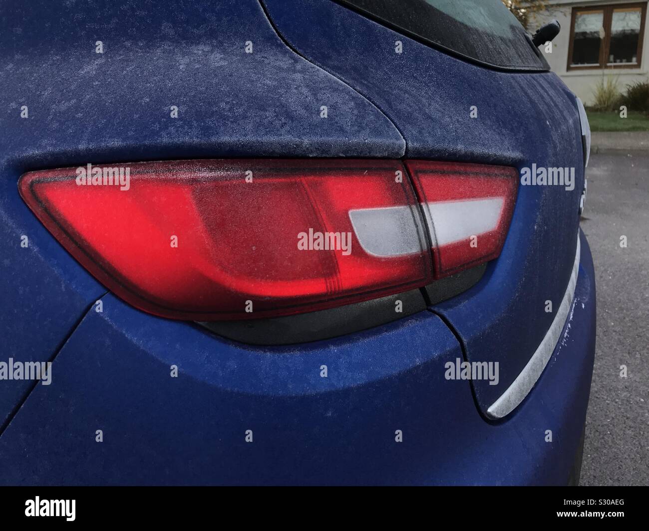 Luce posteriore su smerigliato su una mattina di congelamento Foto Stock