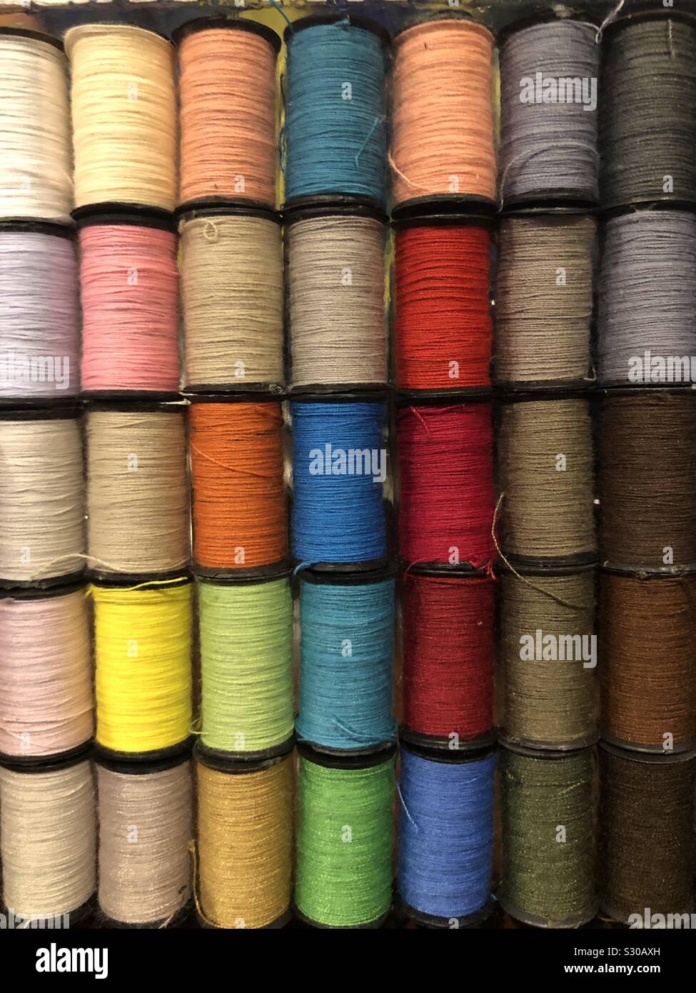 Colorato rocchetti di filato in molti diversi colori luminosi Foto Stock
