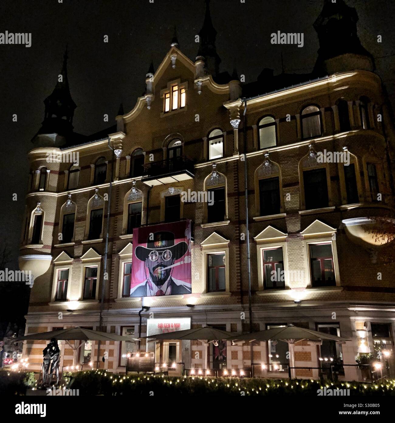 Bølgen & Moi ristorante al Gimle, Oslo, illuminata di notte alla fine di novembre. - Immagine stock catturata con smartphone