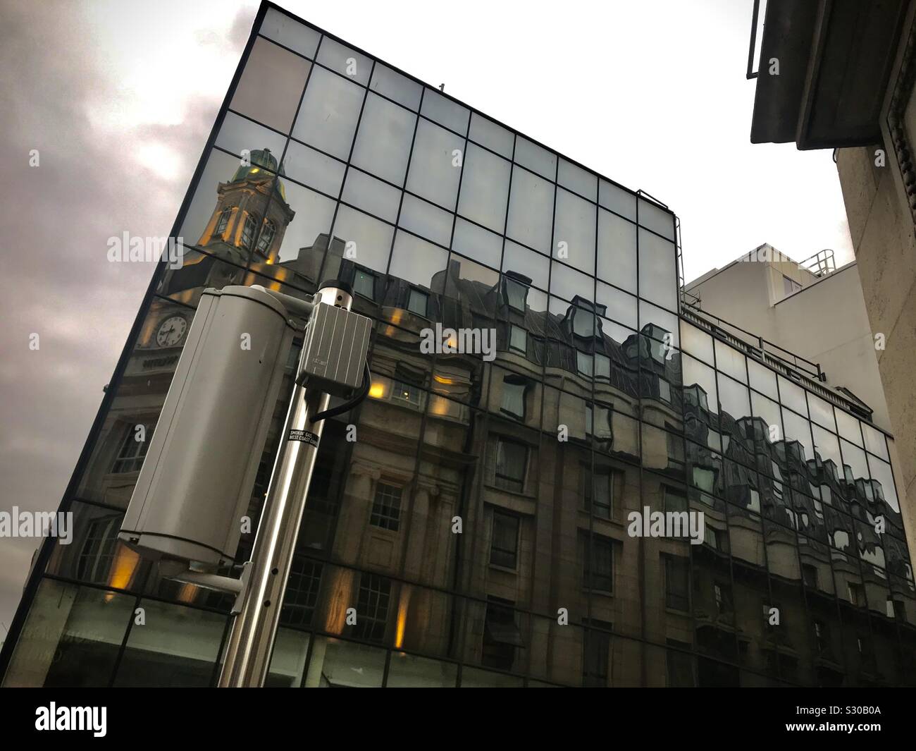 L'angolo di Westmoreland San e flotta San nel centro della città di Dublino, Irlanda. - Immagine stock catturata con smartphone