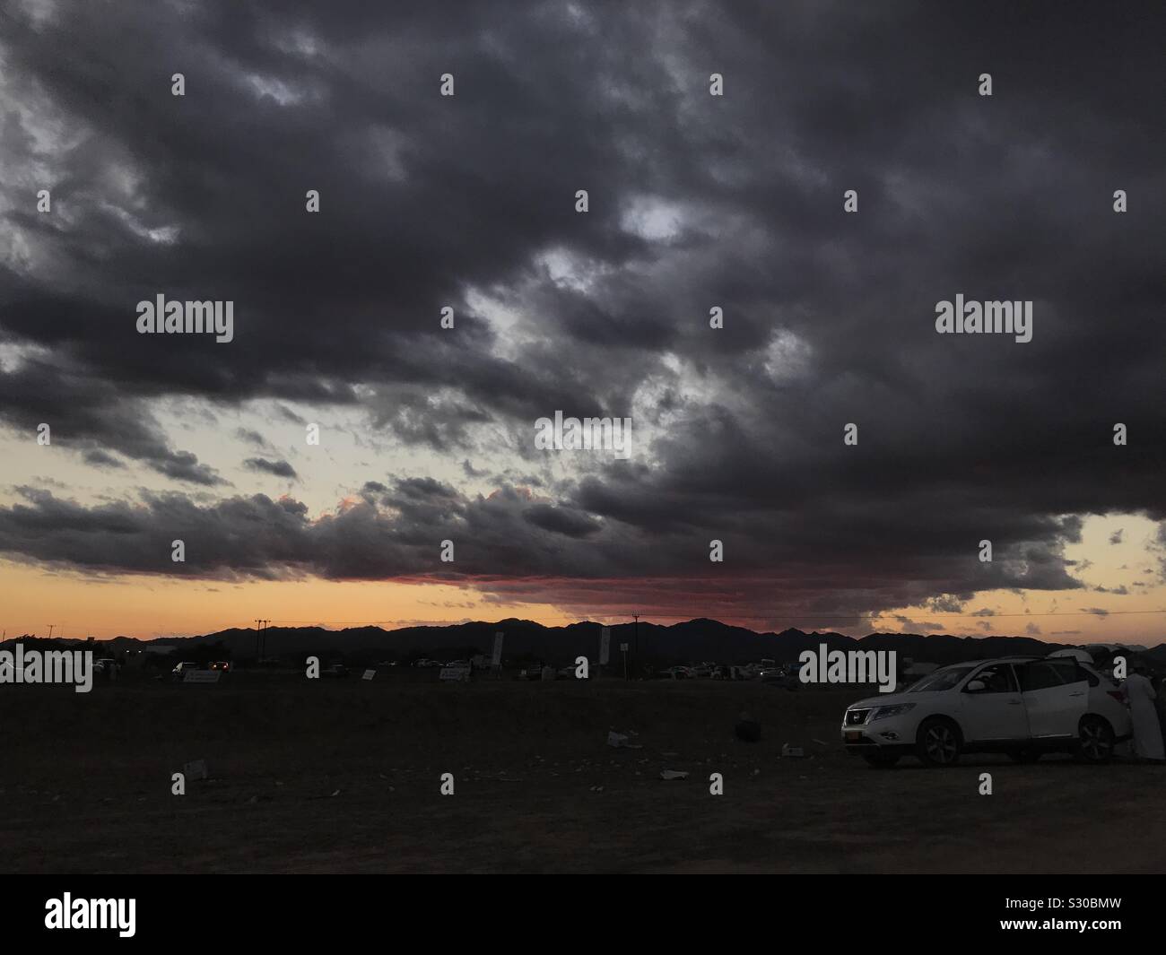 Nuvole scure in orizzonte, durante il tramonto - Immagine stock catturata con smartphone