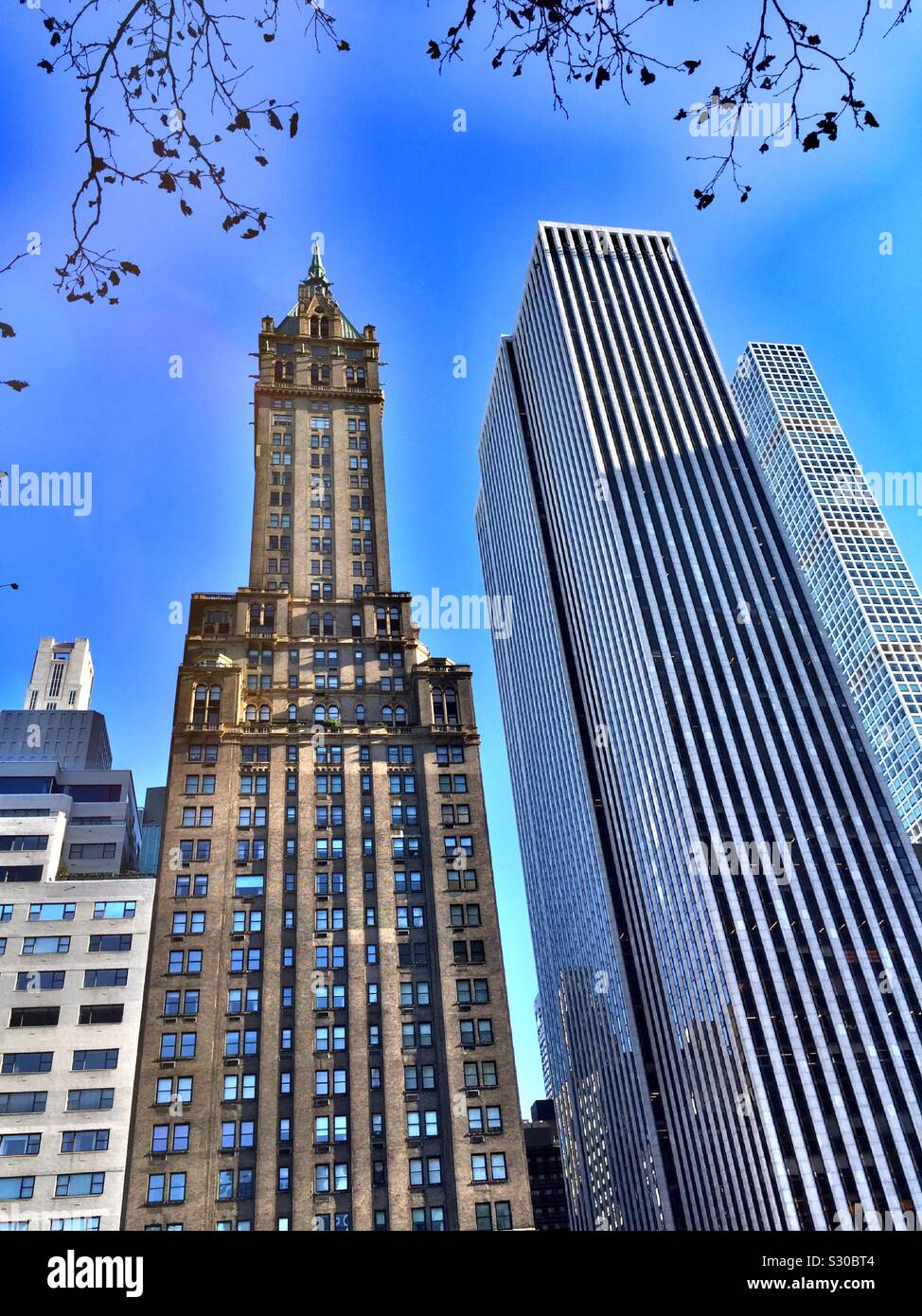 Sherry Netherland condomini e GM edificio come visto da Central Park, New York, Stati Uniti d'America Foto Stock