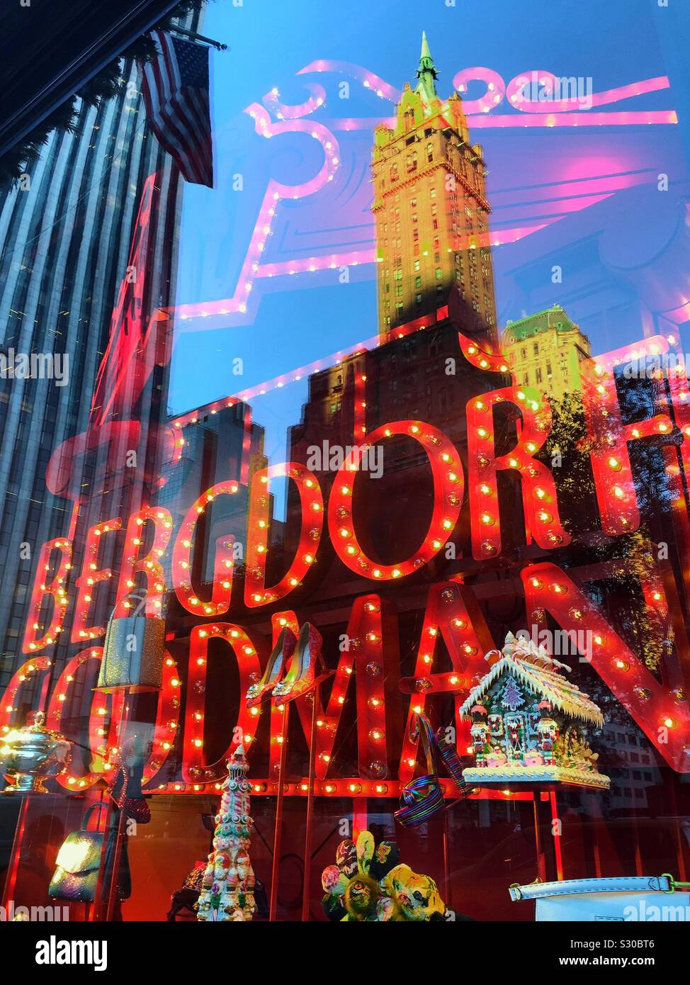 Riflessioni di grattacieli in vacanze di Natale di windows a Bergdorf Goodman, un department store sulla Fifth Avenue a Manhattan, New York City, Stati Uniti d'America Foto Stock