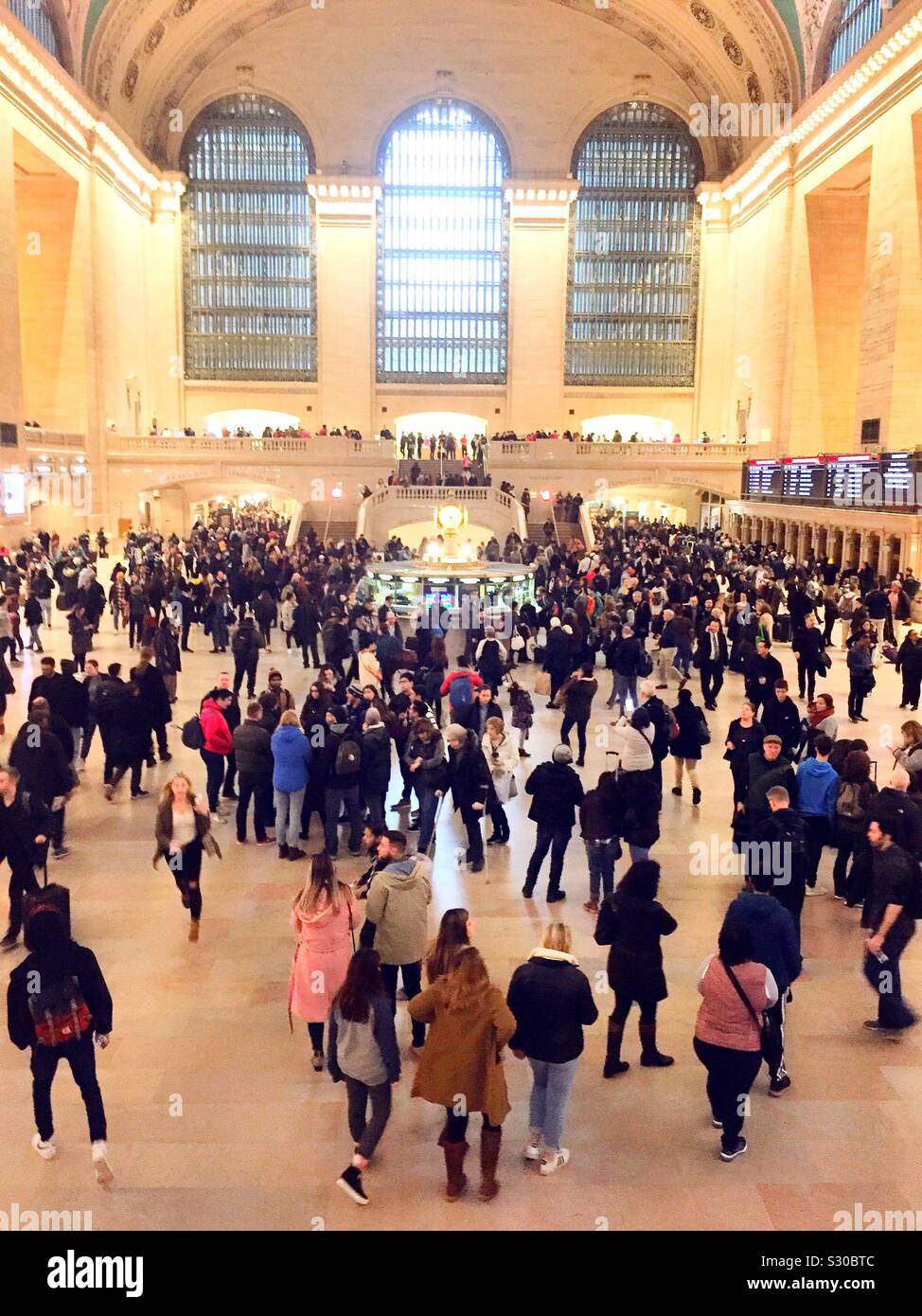 I viaggiatori pack il grand concourse al Grand Central Terminal nel cuore di New York City, Stati Uniti d'America - Immagine stock catturata con smartphone