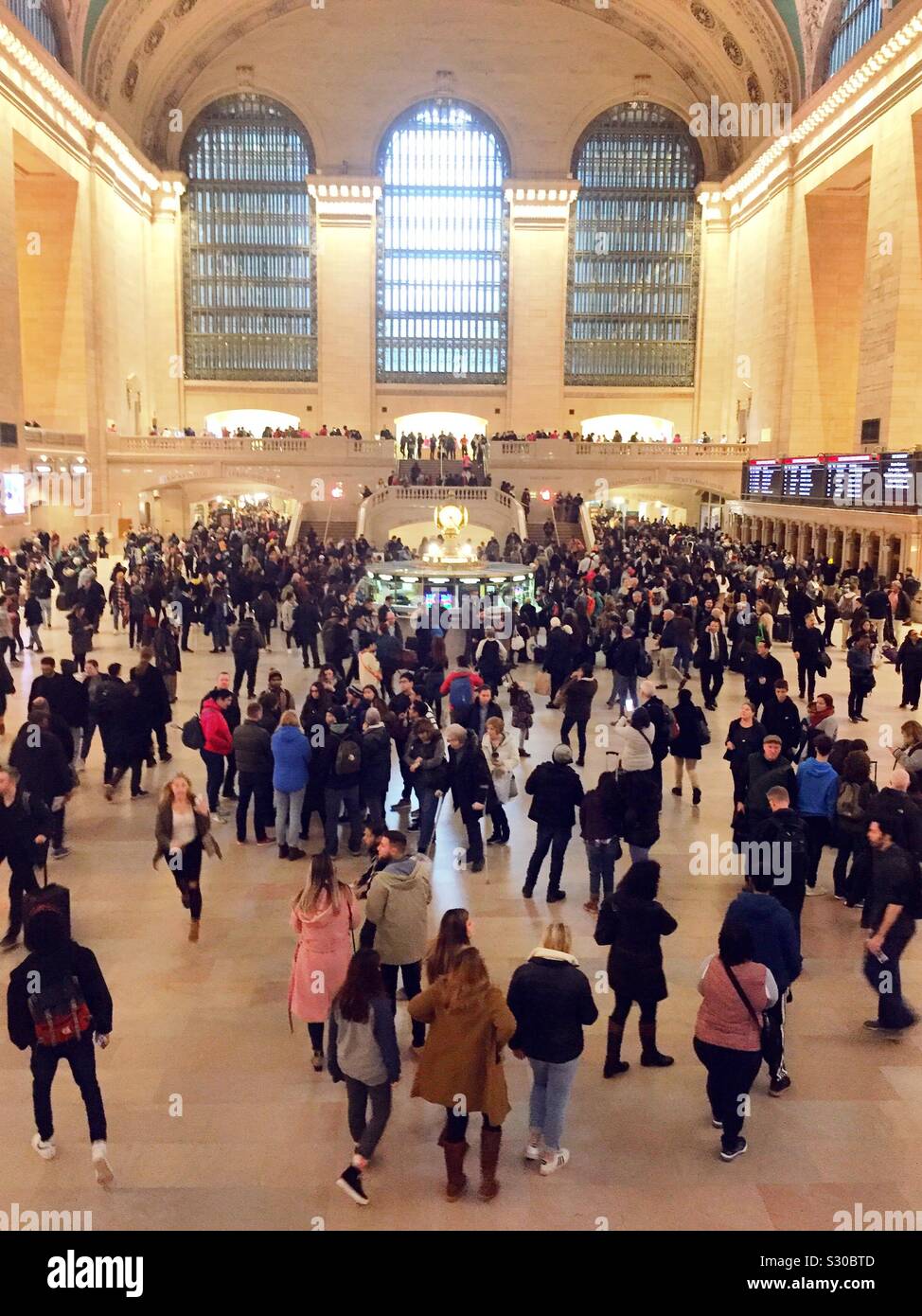 L'ora di punta la folla pack il grand concourse in Grand Central Terminal, NYC, STATI UNITI D'AMERICA - Immagine stock catturata con smartphone