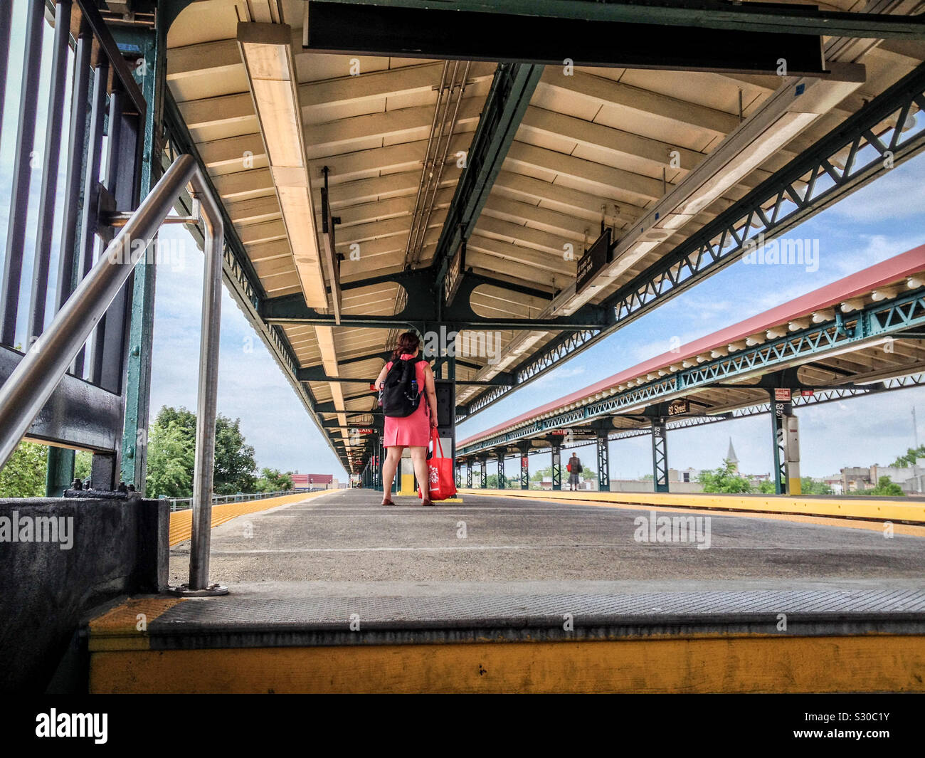 In attesa di un treno, Brooklyn, New York. L'estate. Stati Uniti d'America. 2013. Foto Stock