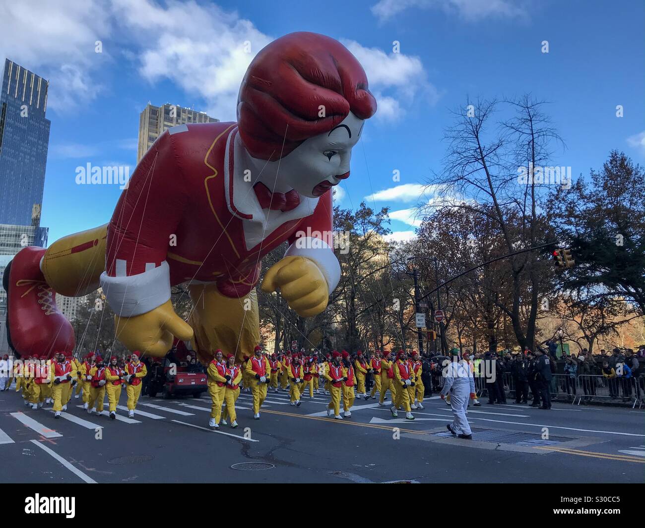 New York, NY, STATI UNITI D'AMERICA- Novembre 28, 2019. Ronald McDonald palloncino vola nel bilancio annuale Macy's Thanksgiving Day Parade. Foto Stock