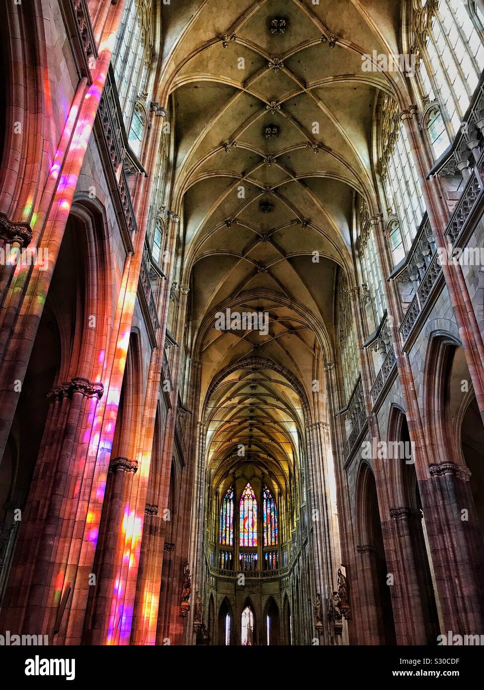 Interno della cattedrale di San Vito con colori che riflettono da mosaico windows, Praga, Repubblica Ceca, Europa Foto Stock