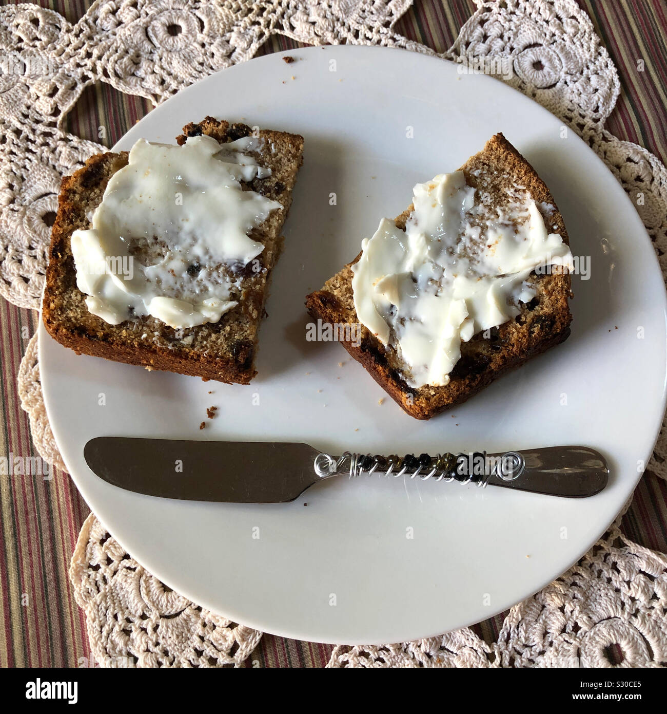 In casa il gallese bara brith (screziato) pane con burro - Immagine stock catturata con smartphone