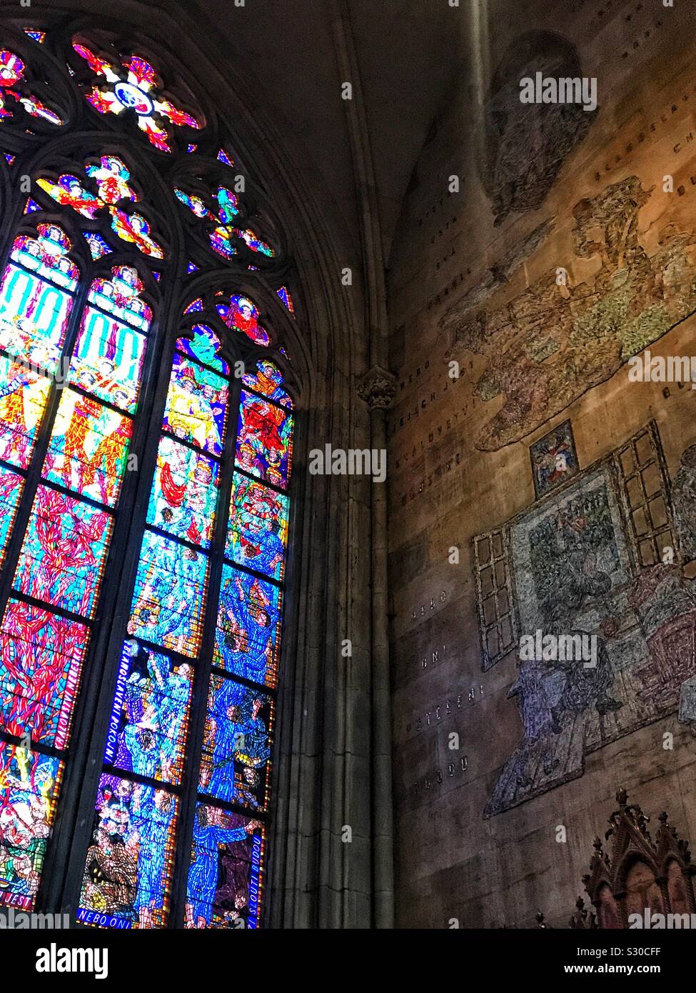 Vetro colorato all'interno della Cattedrale di San Vito, Praga, Repubblica Ceca, Europa Foto Stock