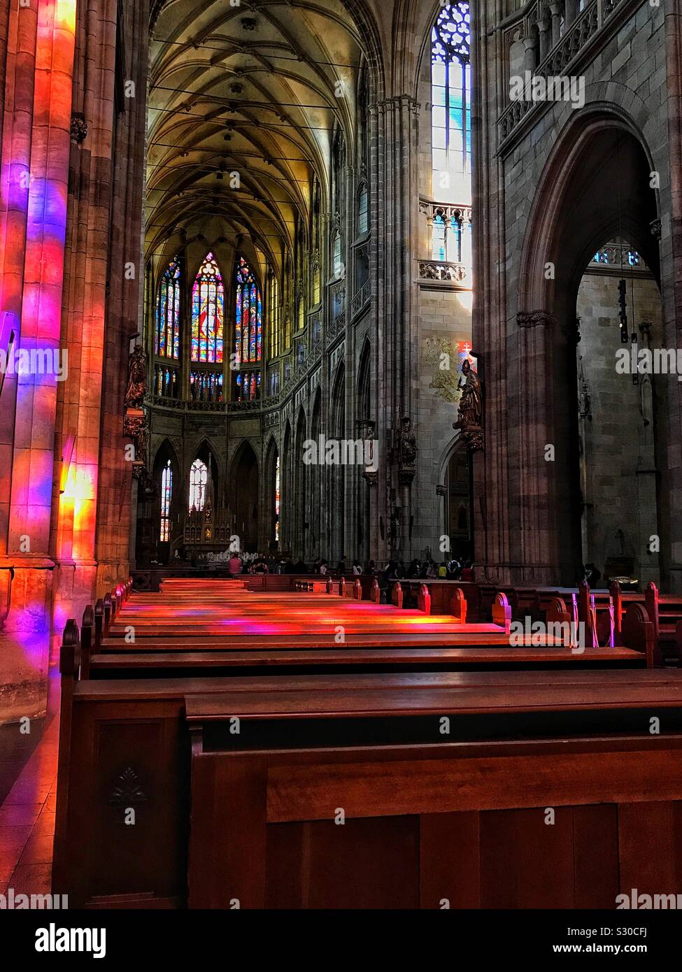 Interno della cattedrale di San Vito con bellissimi colori che riflettono su pilastri di pietra dalle finestre a vetrata, Praga, Repubblica Ceca, Europa Foto Stock