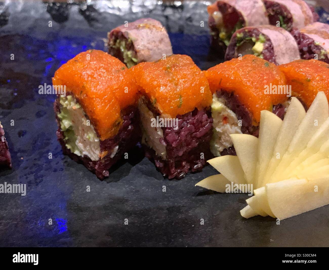 Granchi freschi sushi rullo rivestito con salmone Foto Stock