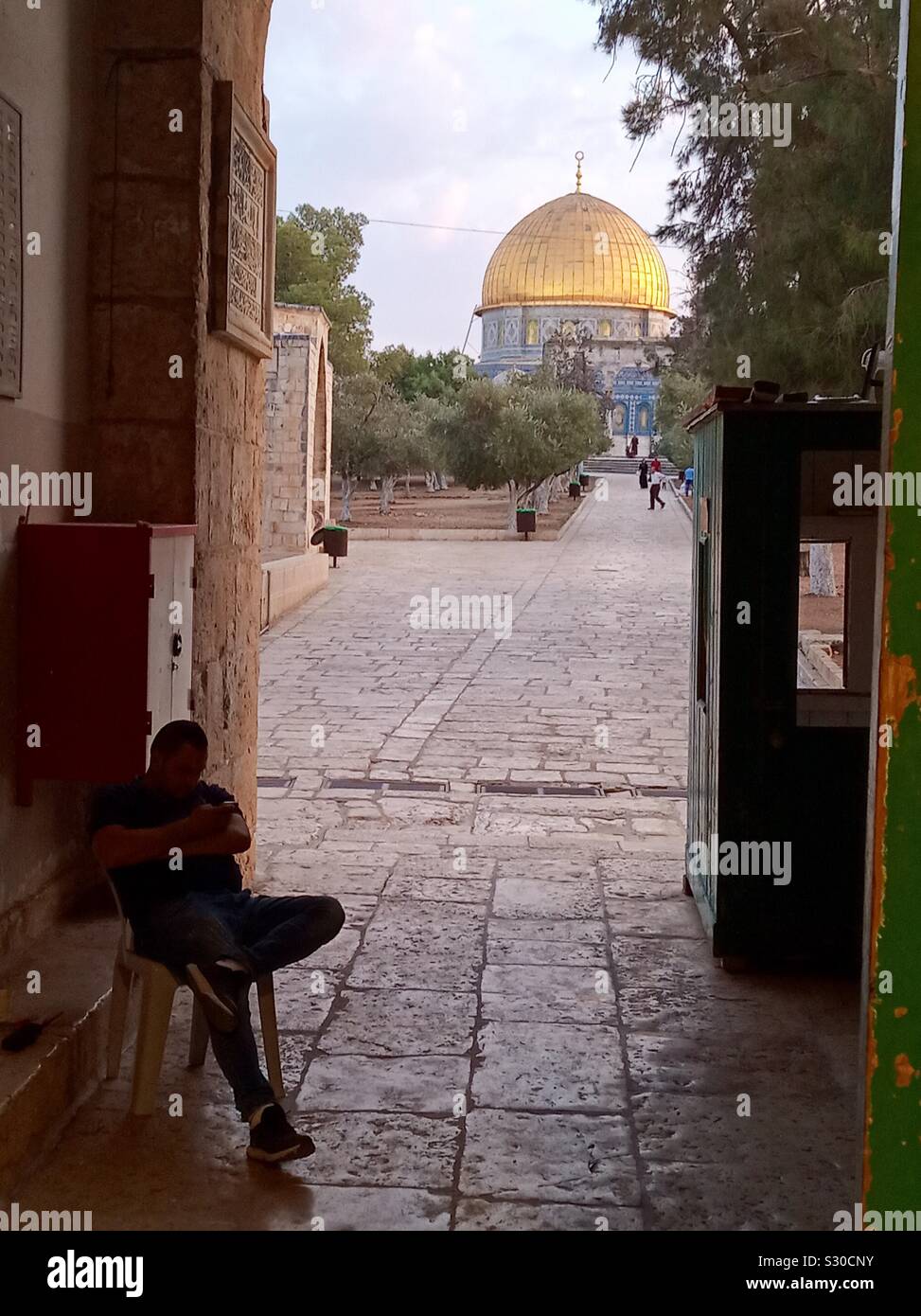 La Cupola della Roccia sulla Spianata delle Moschee di Gerusalemme. - Immagine stock catturata con smartphone