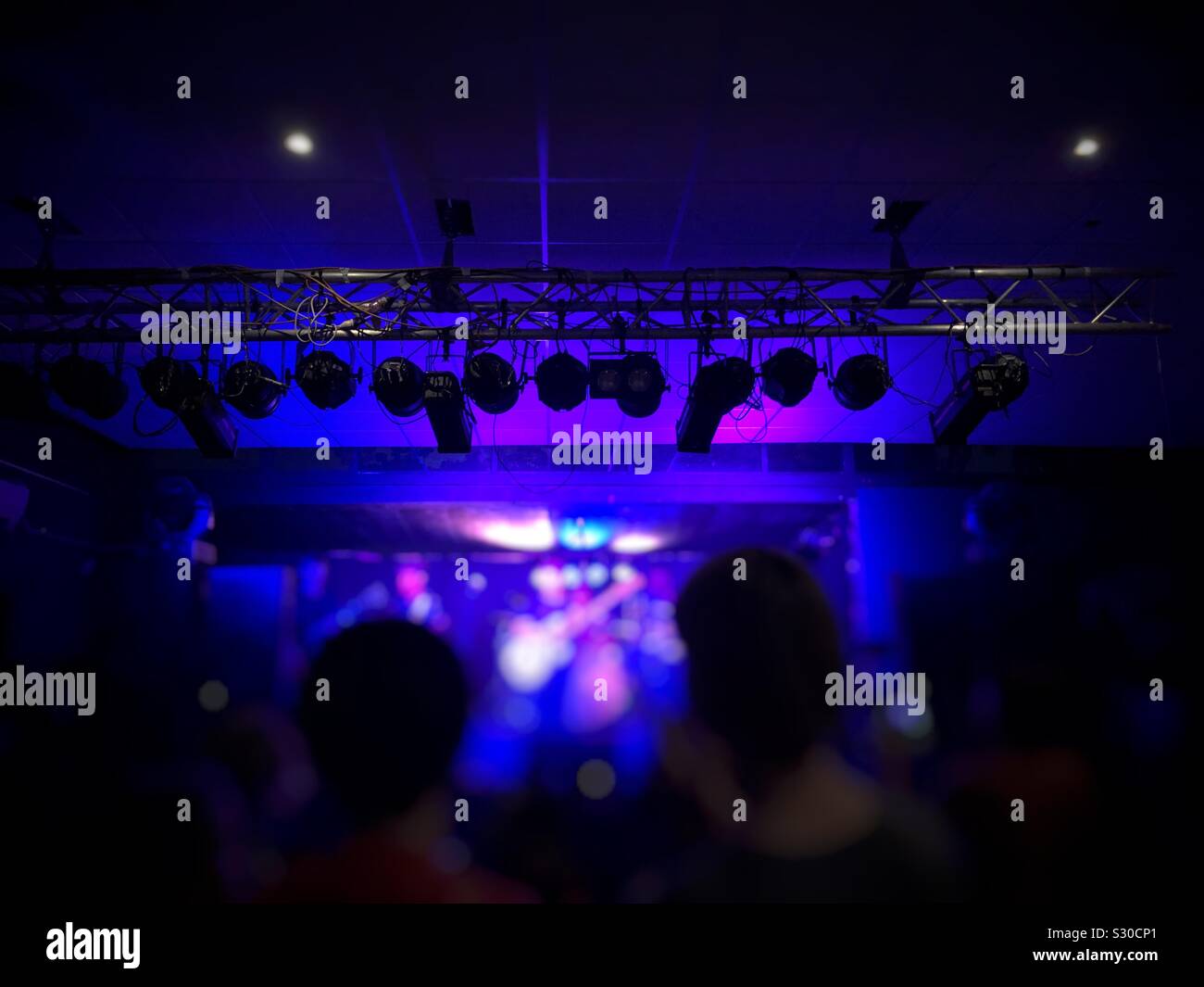 Irriconoscibile la gente a un concerto rock. - Immagine stock catturata con smartphone