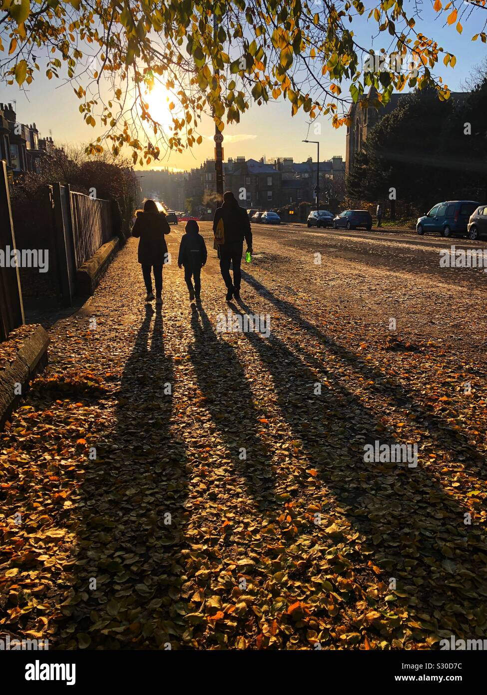A piedi attraverso le foglie di autunno Foto Stock