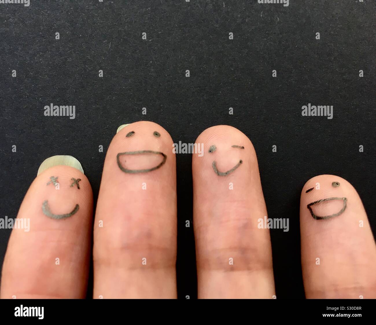 Felice, sorridente, ridendo emojis e volti umani sulla punta delle dita Foto Stock