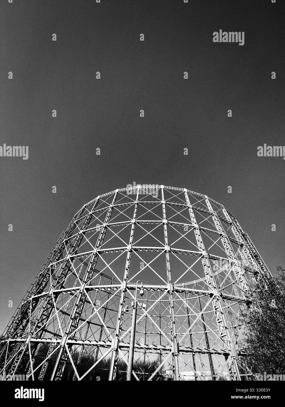 Quadro di acciaio del gasometro contro un cielo chiaro Foto Stock