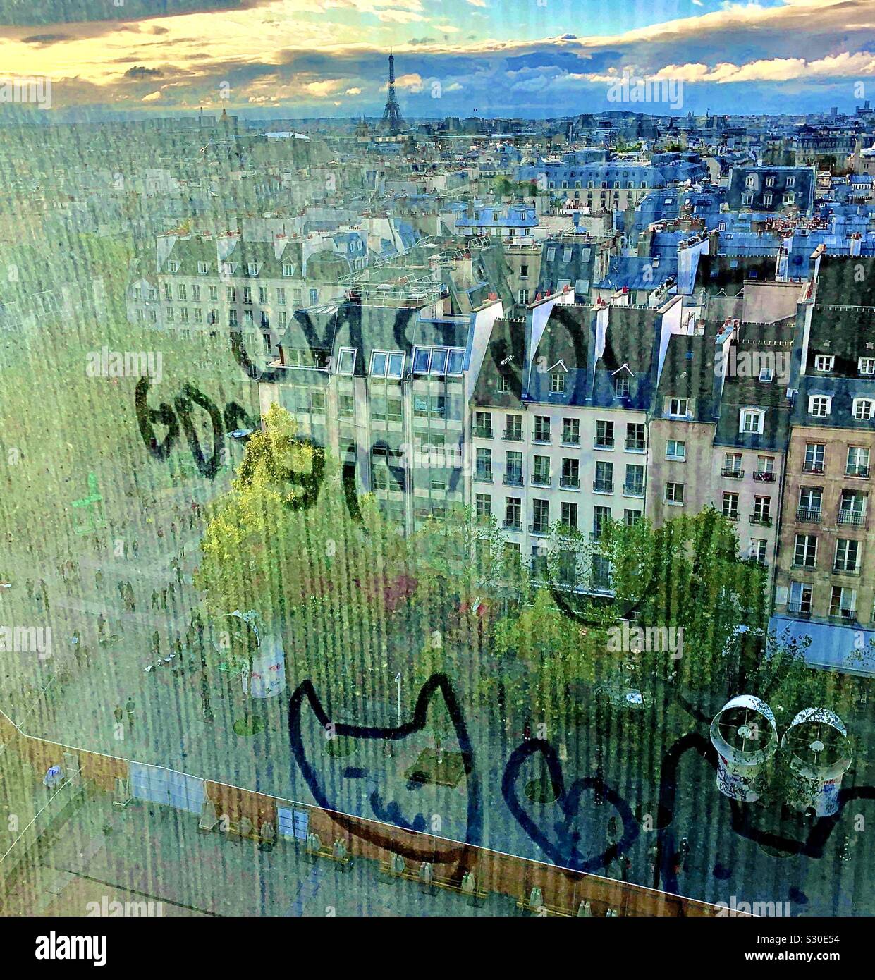 Torre Eiffel dal Centro Georges Pompidou galleria d'arte attraverso il vetro sporco con cat graffiti. Foto Stock