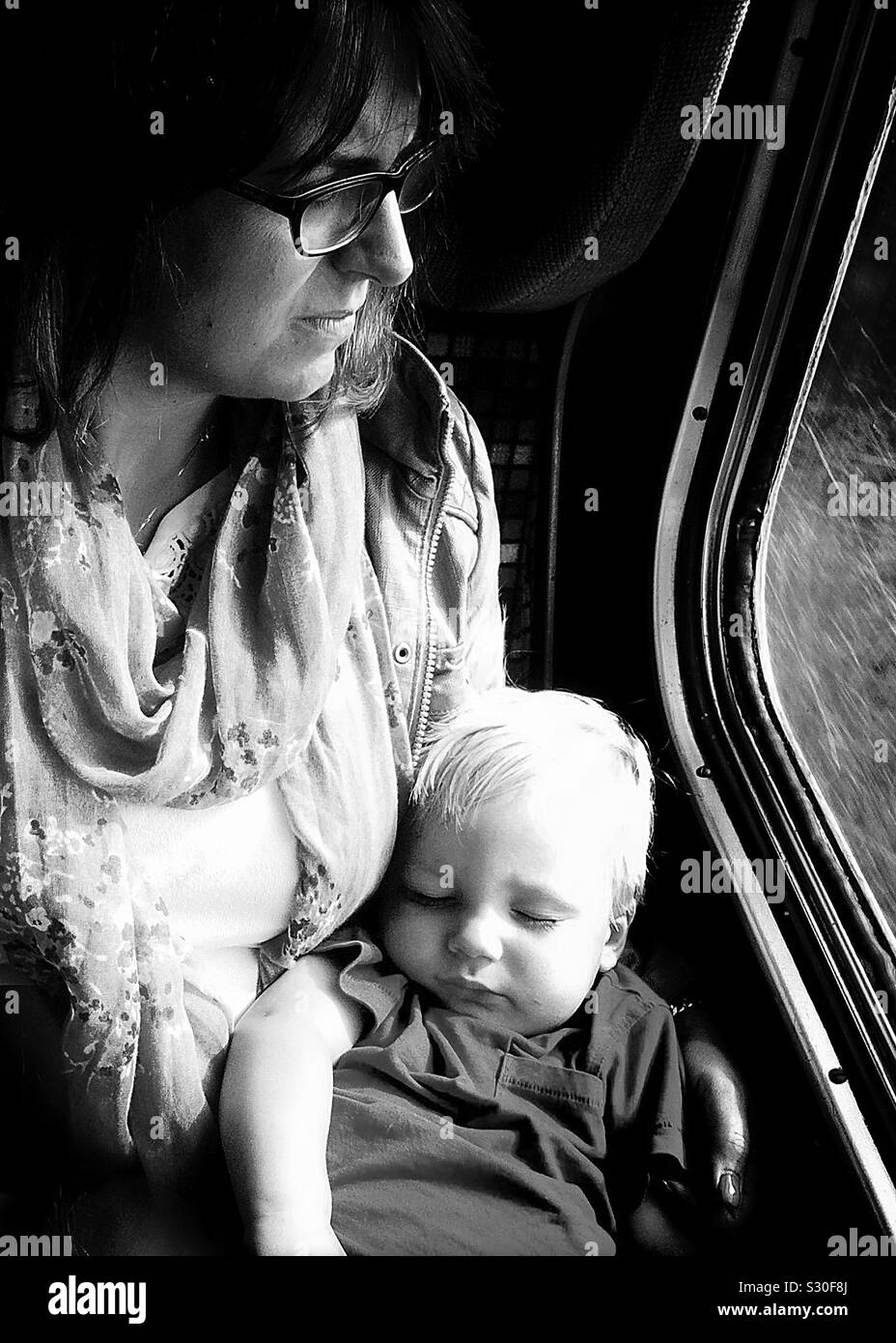 La madre e il bambino su un treno a vapore VIAGGIO NEL REGNO UNITO Foto Stock