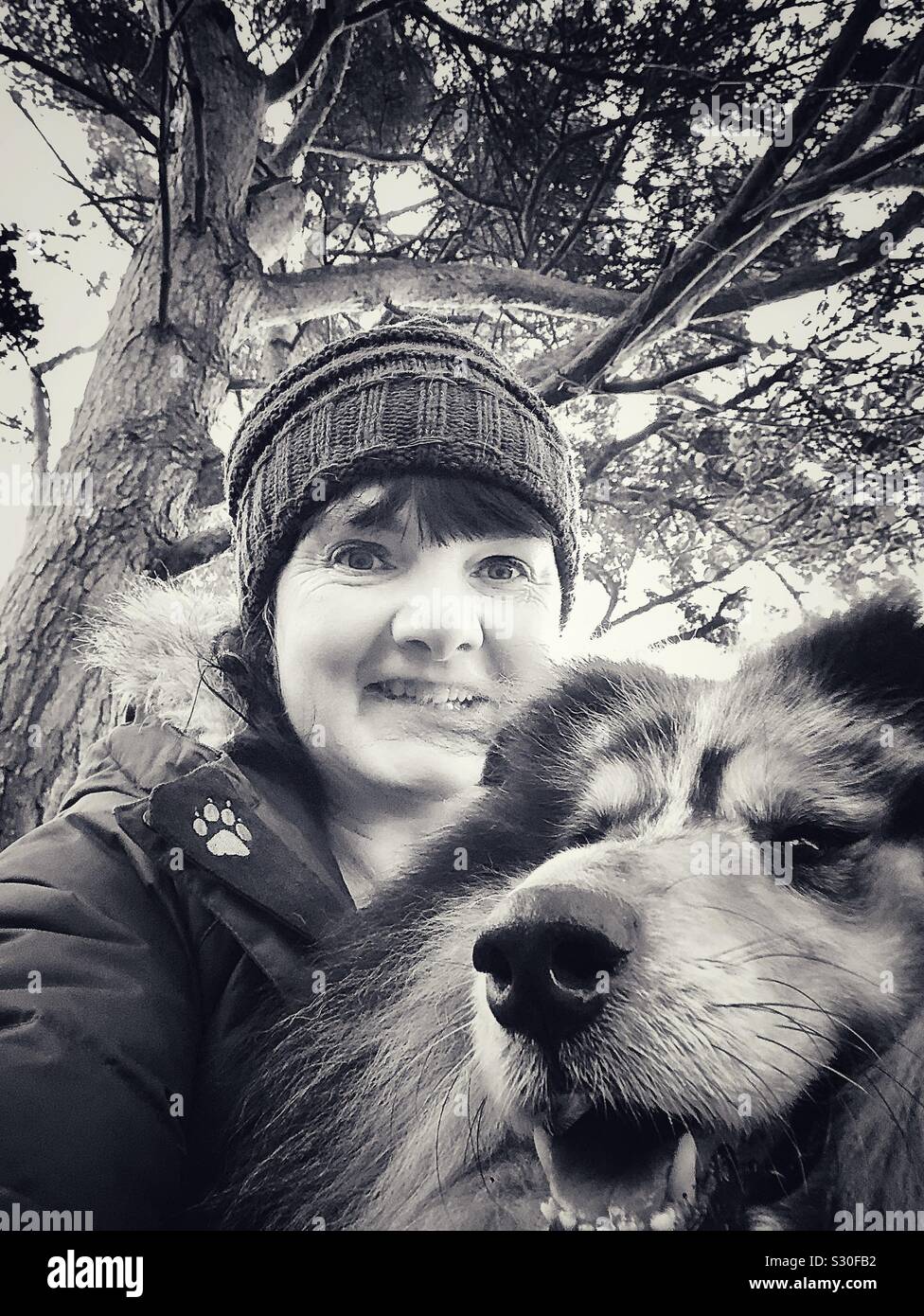 La mamma e il cane selfie. Passeggiate con il mio cane. Foto Stock