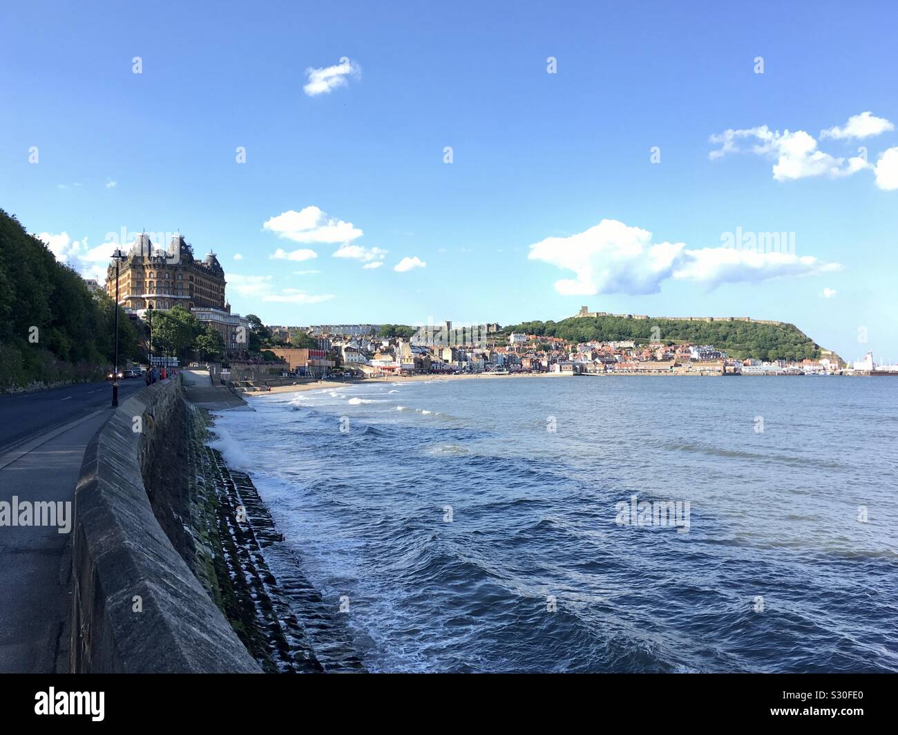 Vista di Scarborough, Yorkshire costa da South Bay Foto Stock