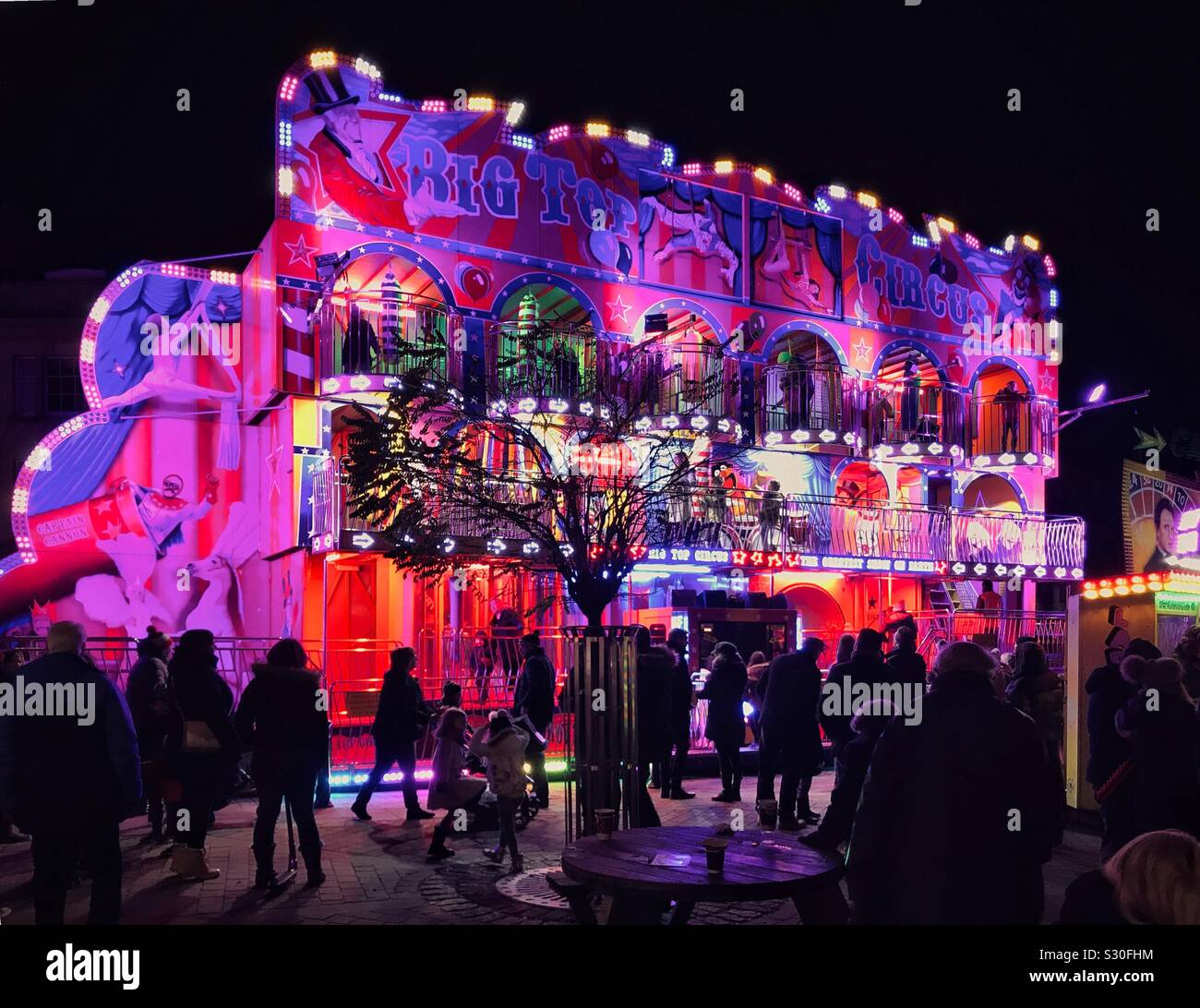 Sera in una fiera del divertimento - Il Grande Circo Top ride. Buon divertimento per tutte le età. Credito foto - © COLIN HOSKINS, - Immagine stock catturata con smartphone