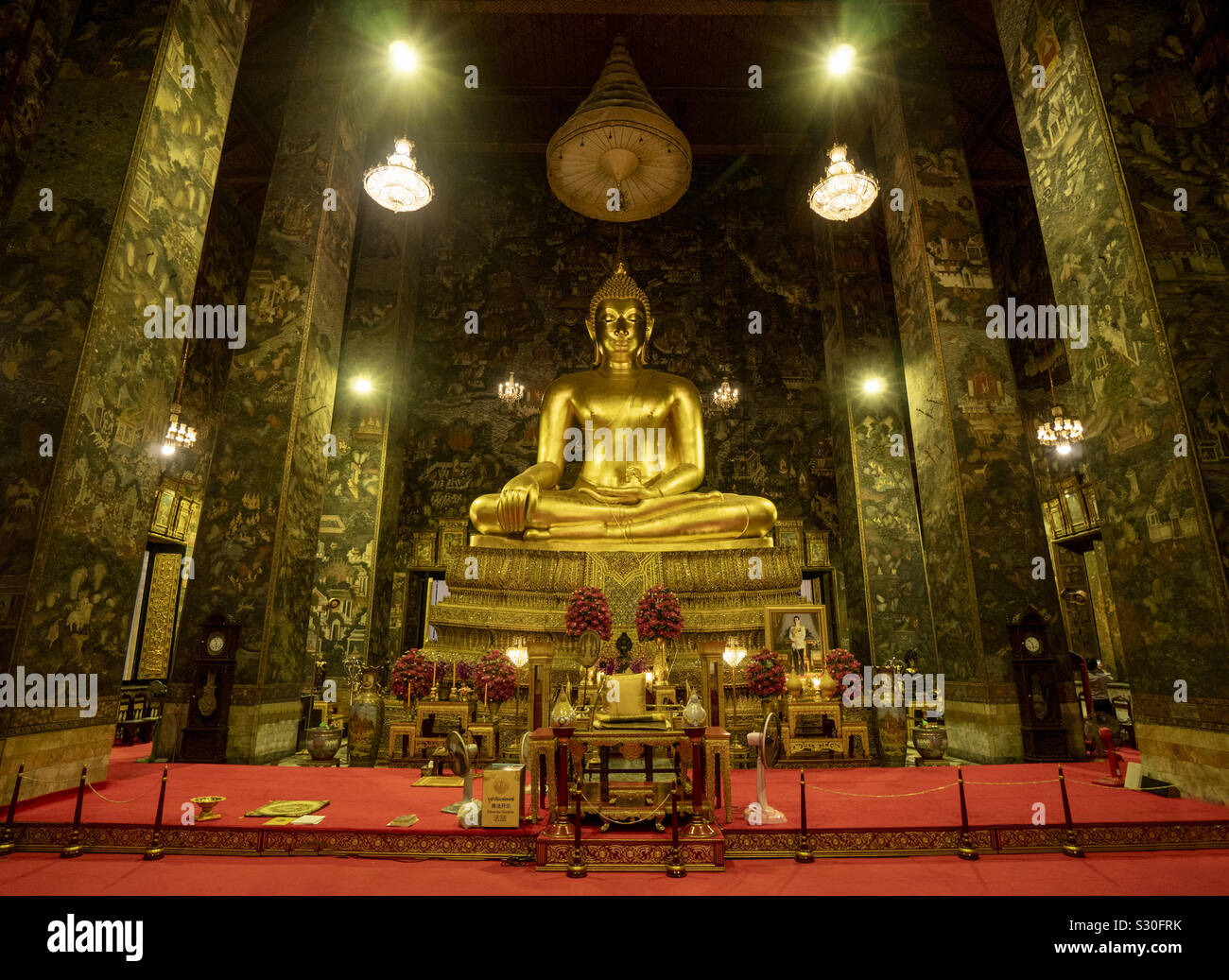 Tempio di Bangkok Wat Suthat Thepwararam buddha d'oro Foto Stock