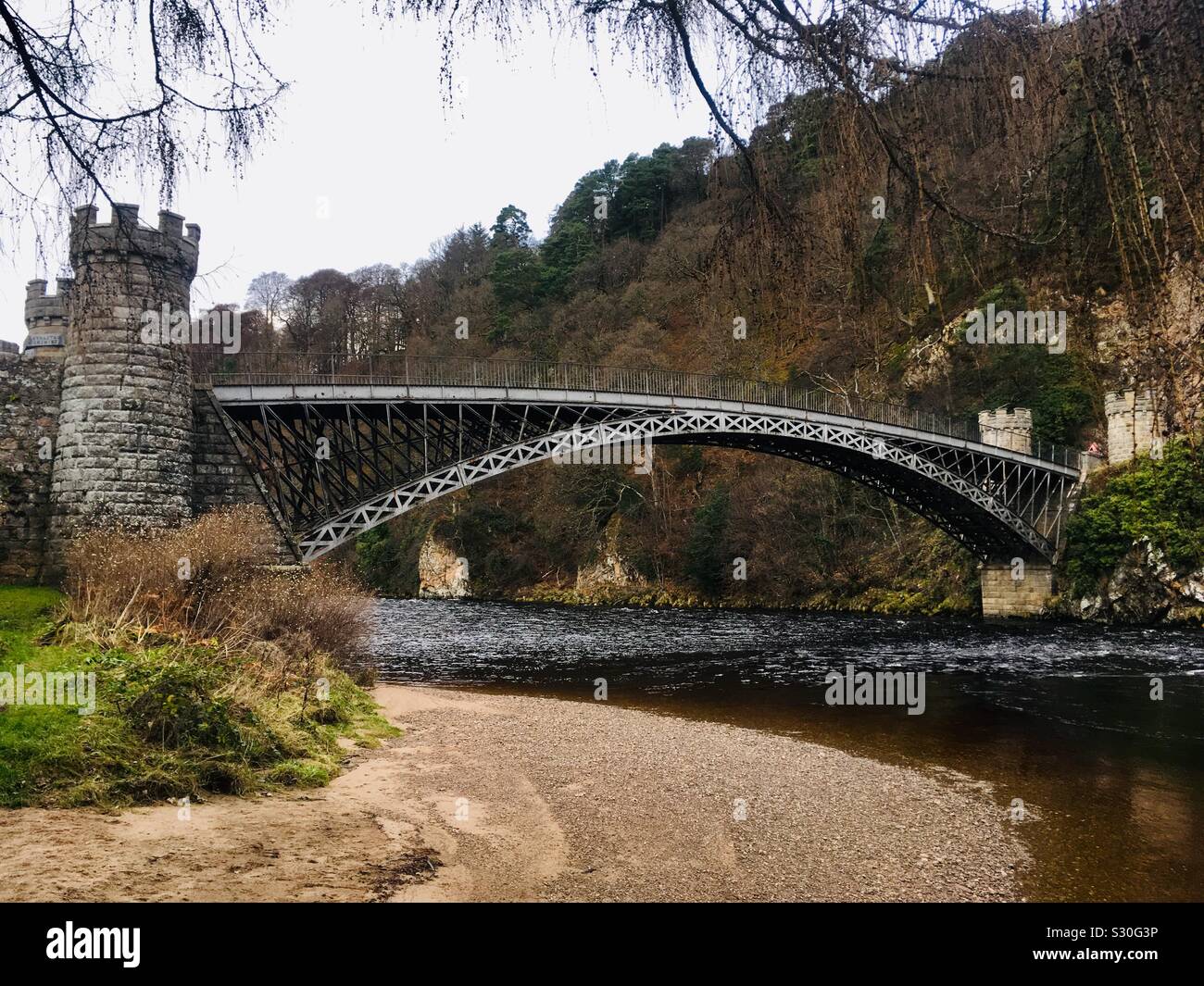 Craigellachie ponte che attraversa il fiume Spey. Una ghisa ponte ad arco costruito da Thomas Telford in 1814. Vicino a Aberlour, murene, Scozia. Foto Stock