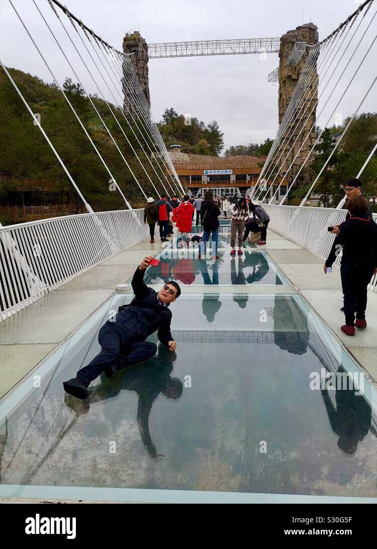 Un Selfie sul ponte di vetro in Zhangjiajie, Hunan,Cina. Foto Stock