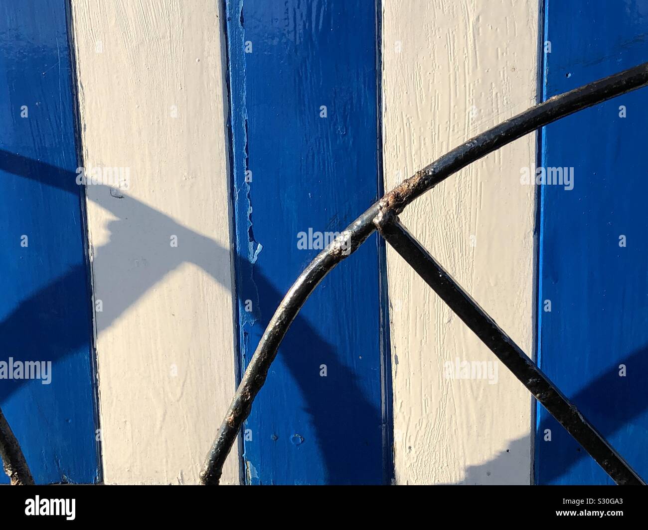 Blu e bianco astratto di linee e curve ombra - Immagine stock catturata con smartphone