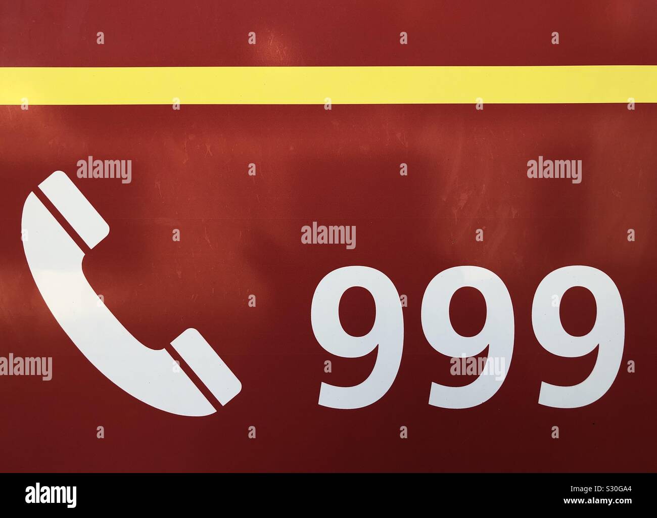 Nel Regno Unito il codice di emergenza 999 e il logo Foto Stock