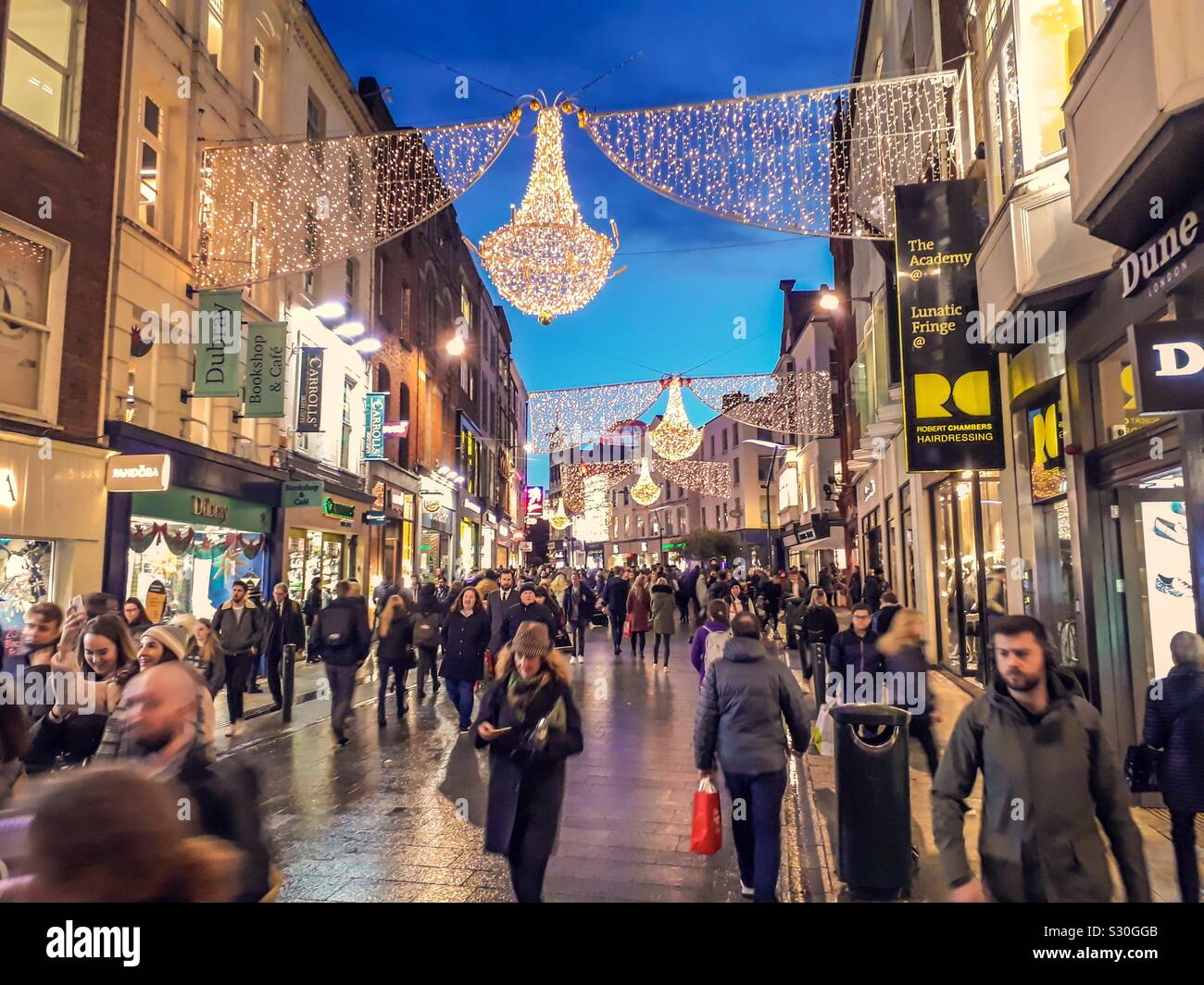 Grafton Street (principale festa irlandese e il luogo dello shopping) con illuminazione di Natale a praticamente il tempo. Dublino. L'Irlanda. Foto Stock
