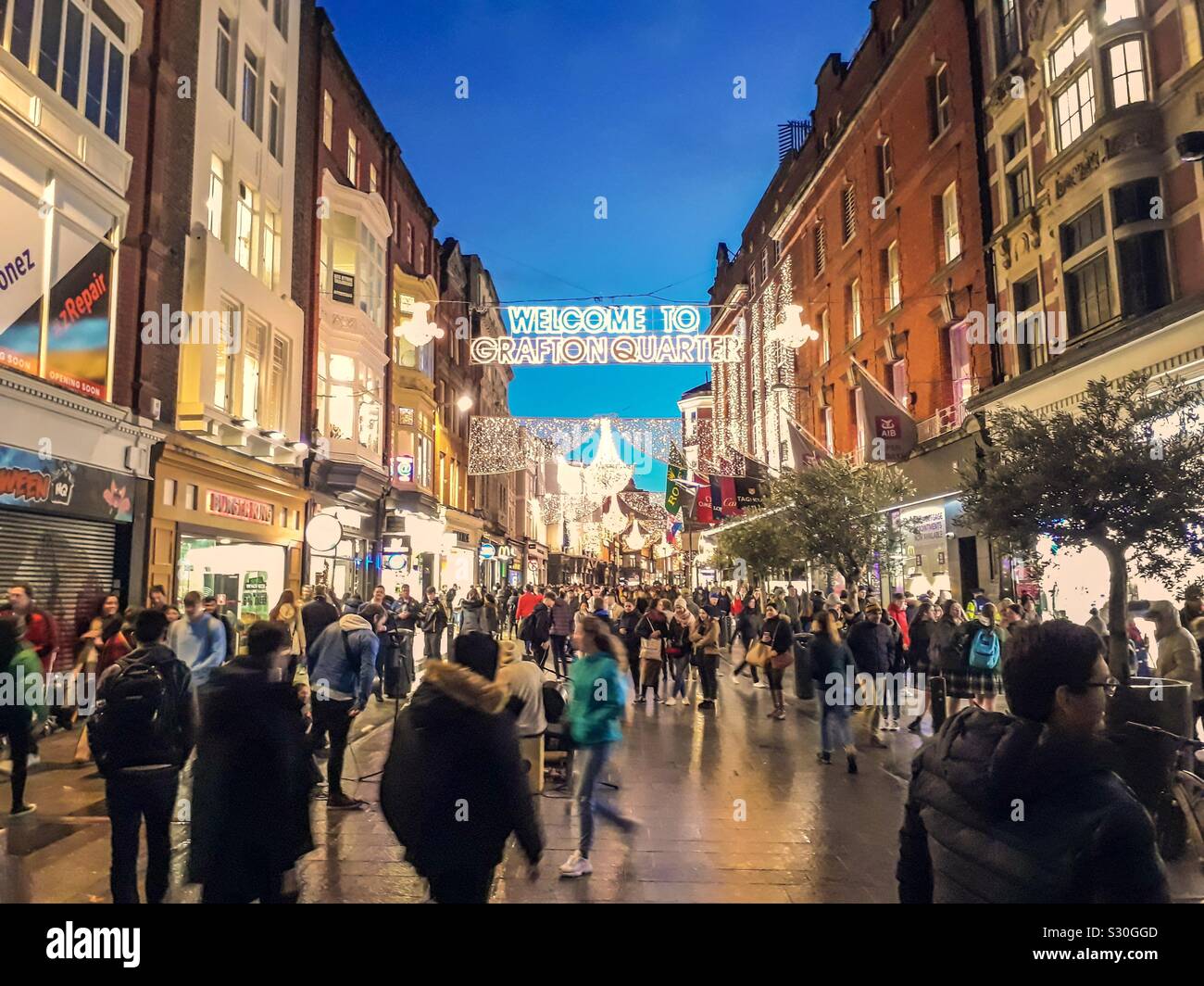 Grafton Street (principale festa irlandese e il luogo dello shopping) con illuminazione di Natale a praticamente il tempo. Dublino. L'Irlanda. Foto Stock