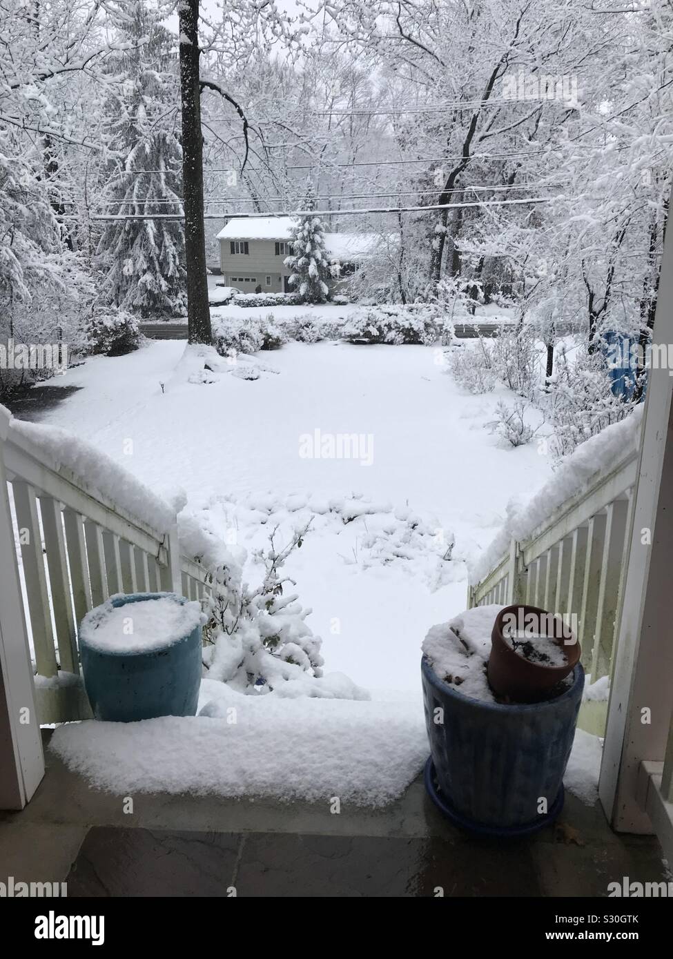 Vista del cortile anteriore coperto dalla prima neve della stagione - Immagine stock catturata con smartphone