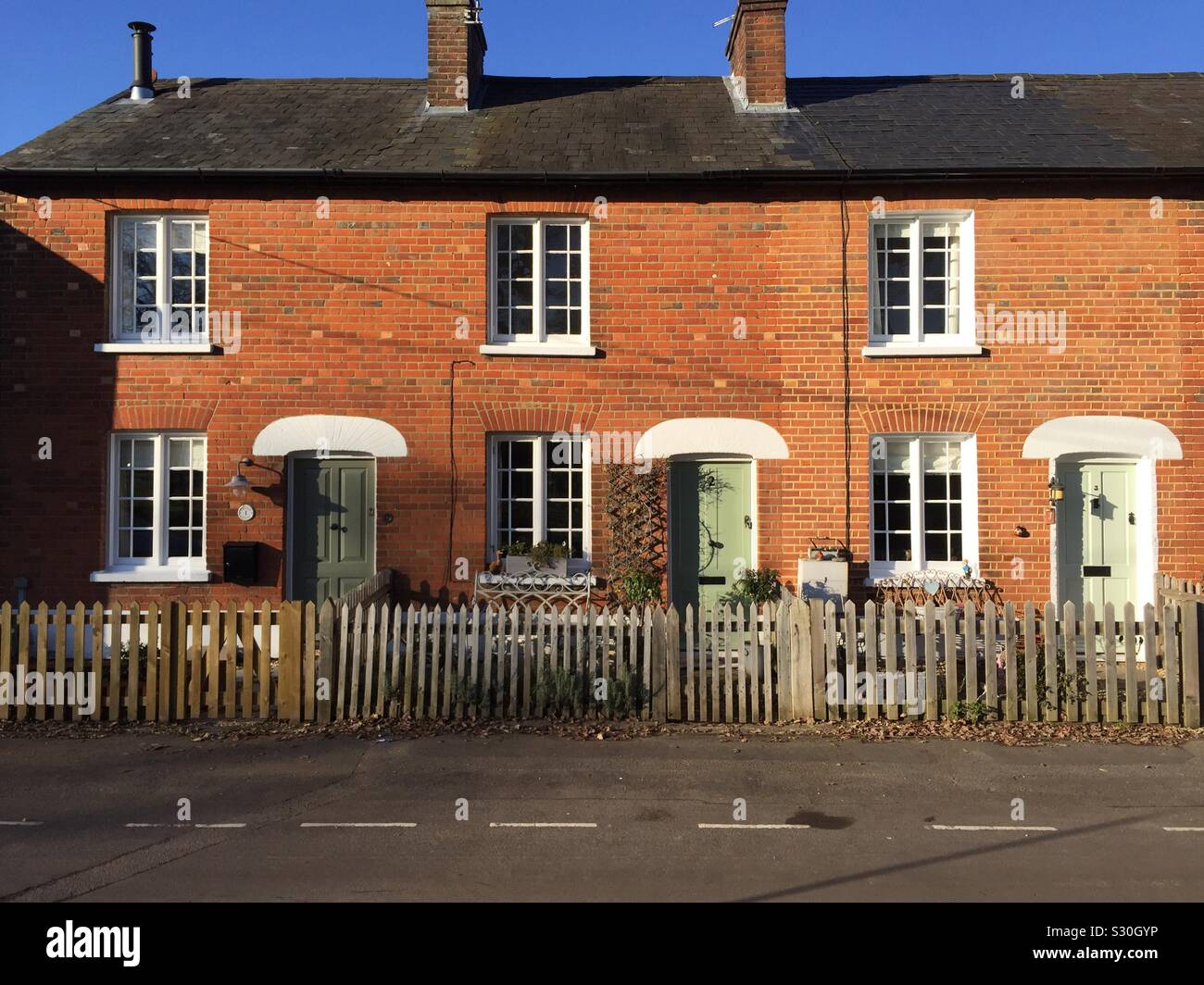 Una fila di lavoratori cottage sono visto in Hartley Wintney, un villaggio in Hampshire Inghilterra. Foto Stock