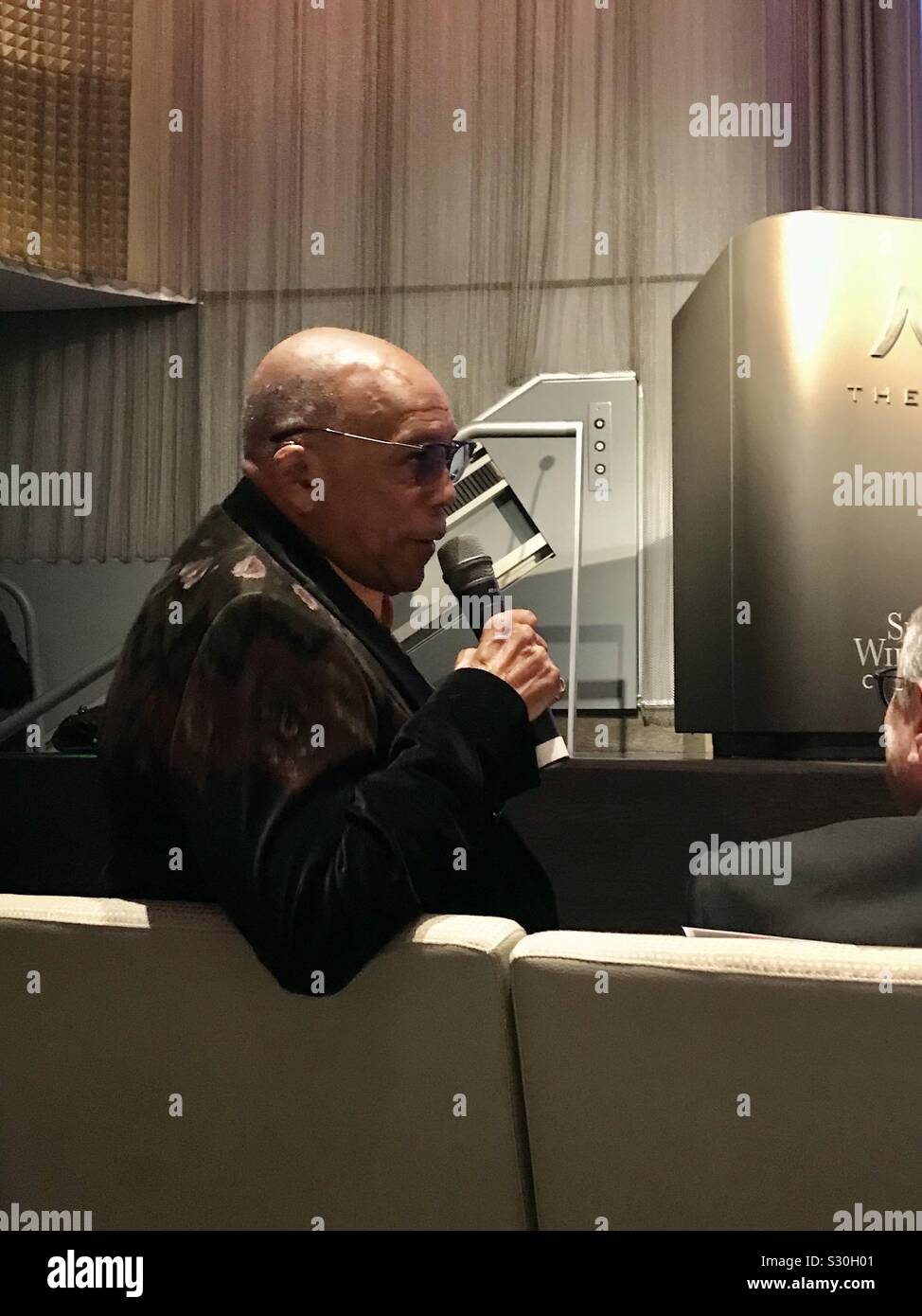 Quincy Jones parla alla folla. Foto Stock