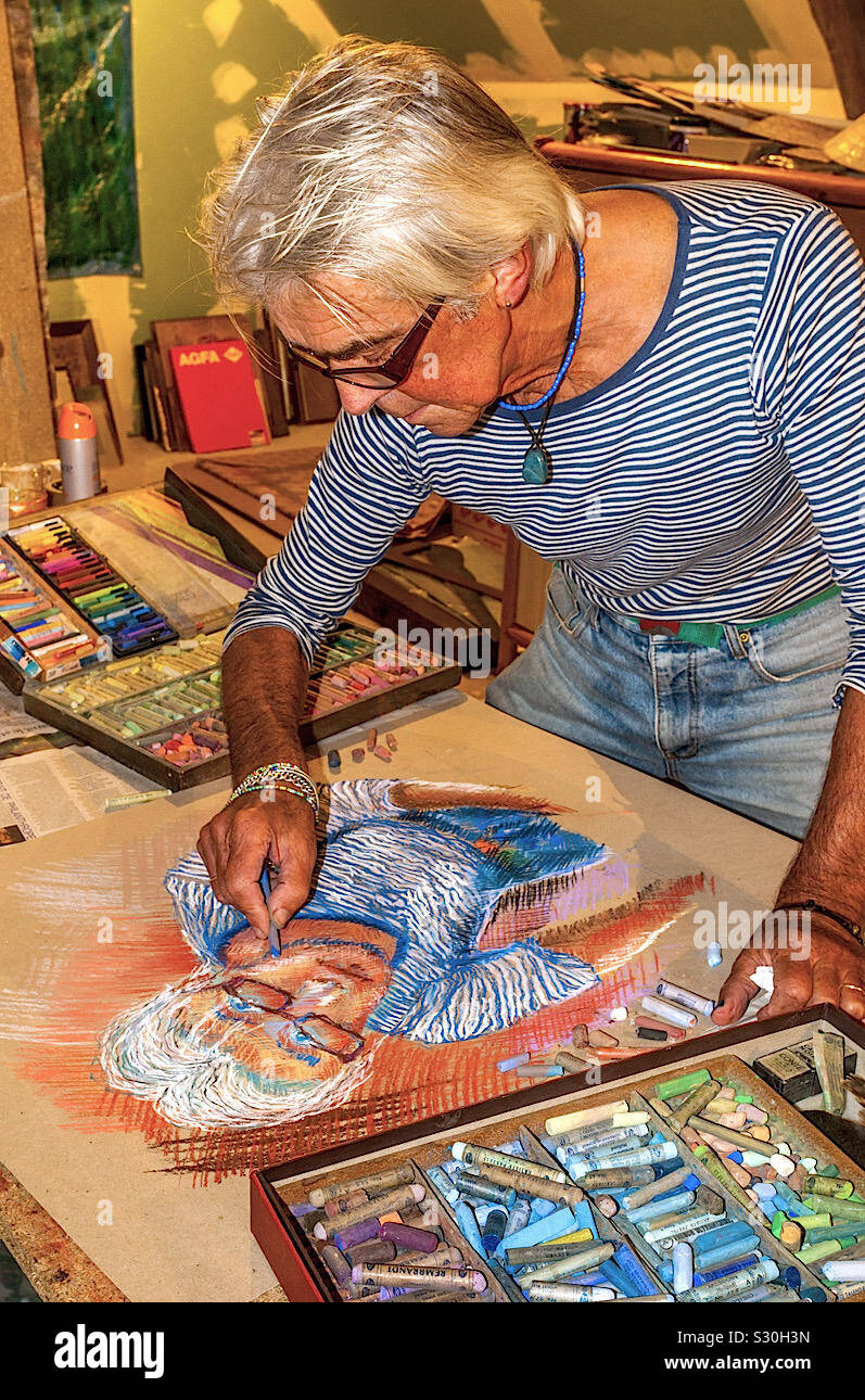 Artista ed Buziak creando un autoritratto con matite di colore pastello. Foto Stock