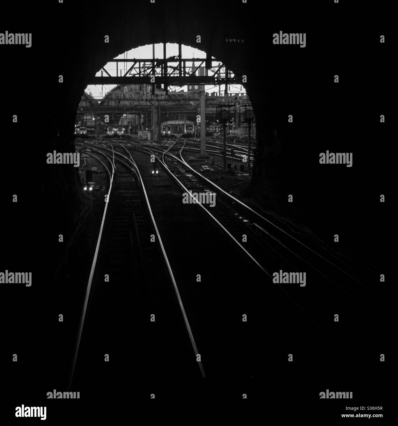 Kings Cross, Tunnel, Londra. - Immagine stock catturata con smartphone