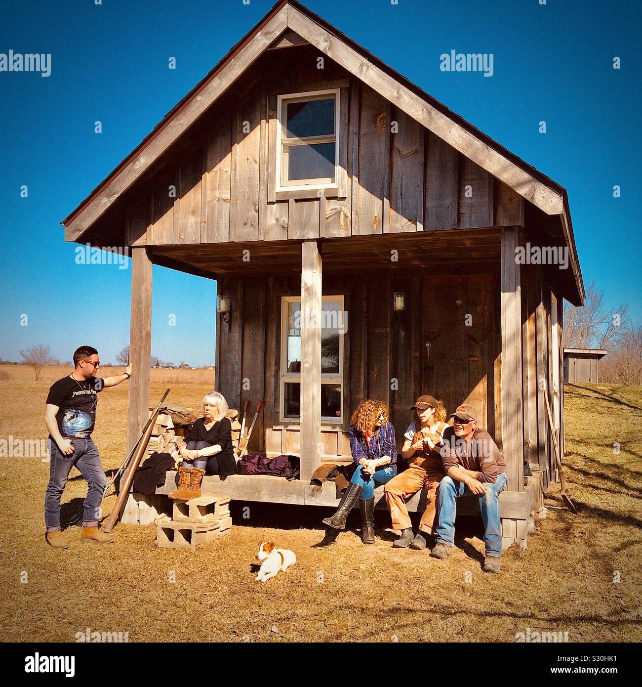 Riunione di famiglia verso il basso presso la baracca - Ontario, Canada. Foto Stock