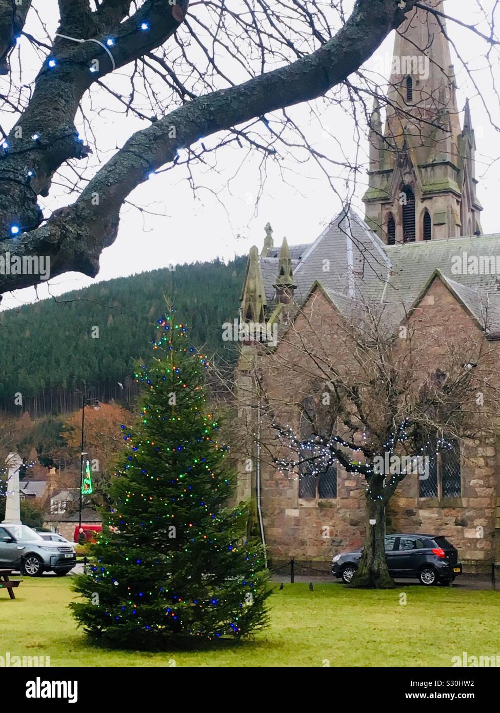 Albero di Natale in piazza fuori Glenmuick Chiesa, Ballater Scozia Foto Stock