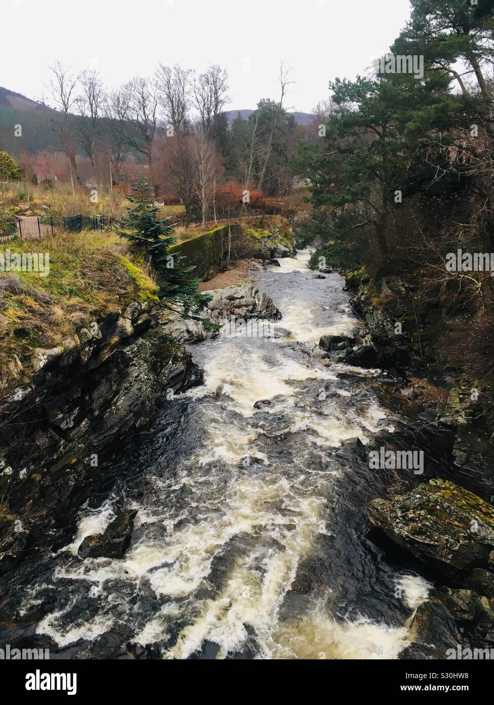 Clunie acqua, un affluente del fiume Dee, a Braemar, Scozia Foto Stock