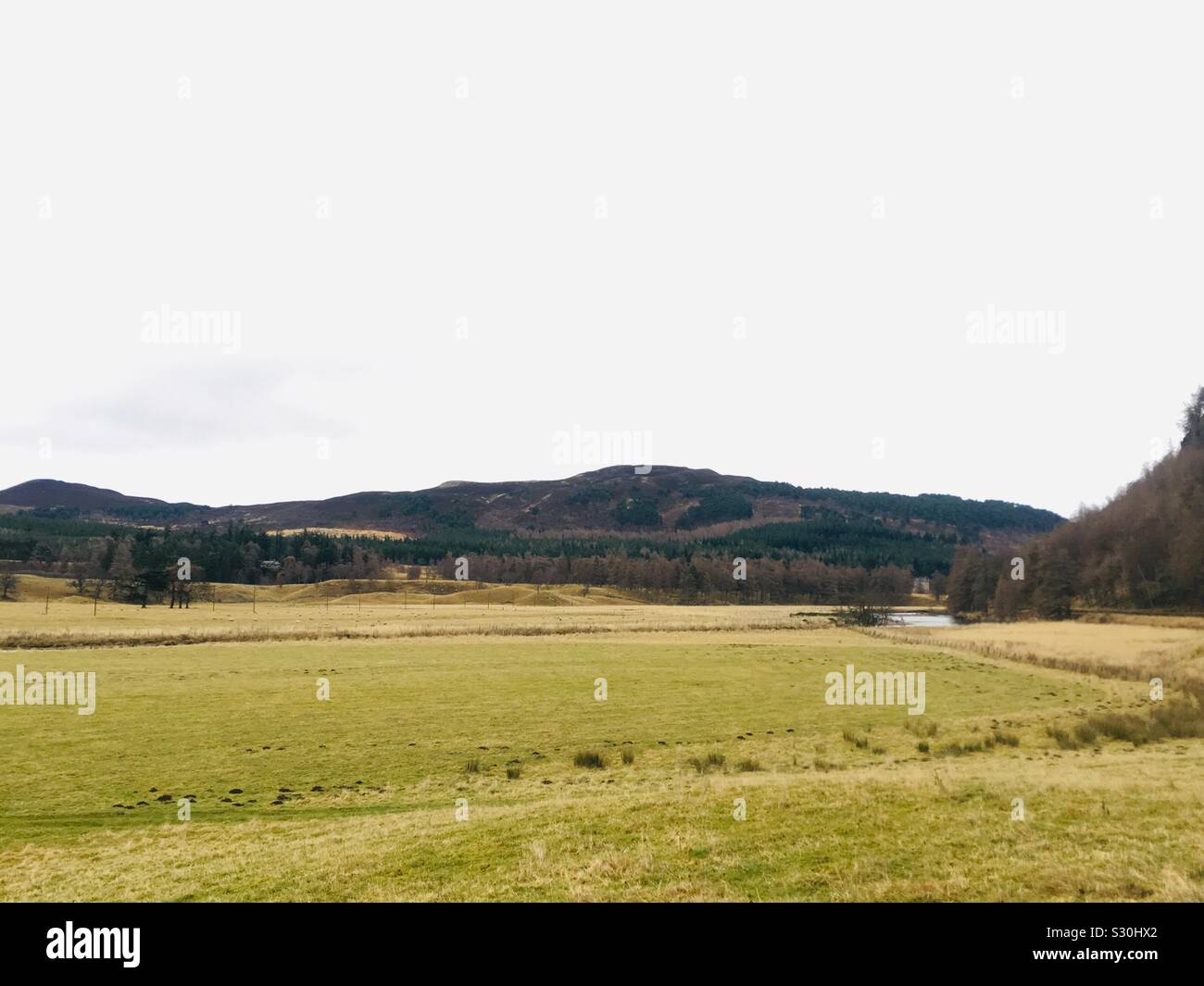 Vista della Valle con il fiume Dee da Braemar Castle, Scozia Foto Stock