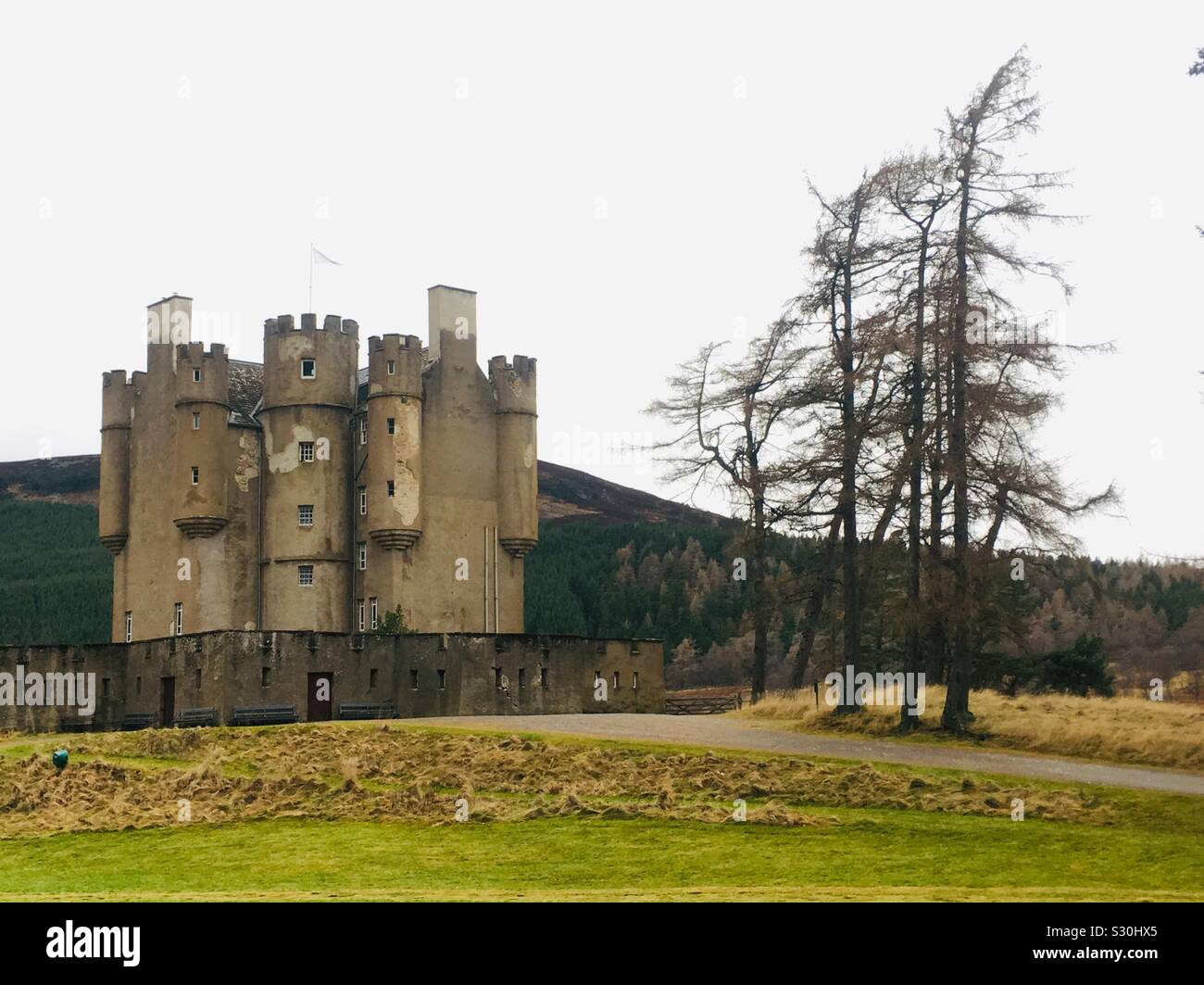 Braemar Castle, Scozia. Il castello fu costruito da John Erskine, Conte di Mar in 1628. Foto Stock