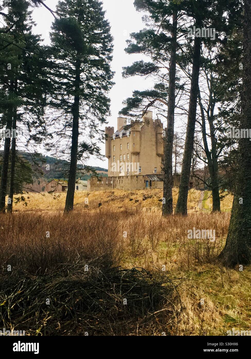 Avvicinando Braemar Castle, Scozia. Il castello fu costruito da John Erskine, Conte di Mar in 1628. Foto Stock
