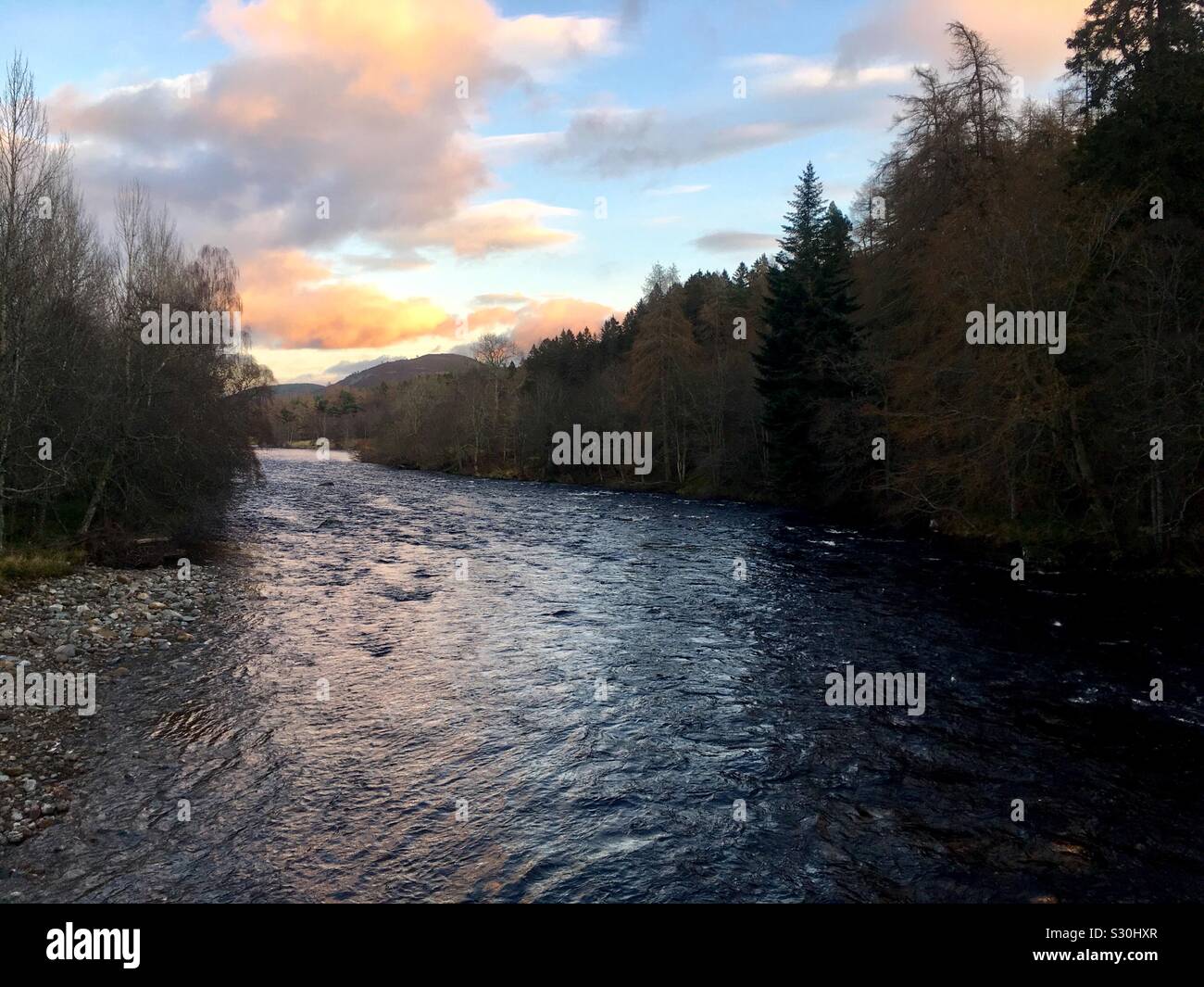 Il fiume Dee al tramonto, Scozia Foto Stock