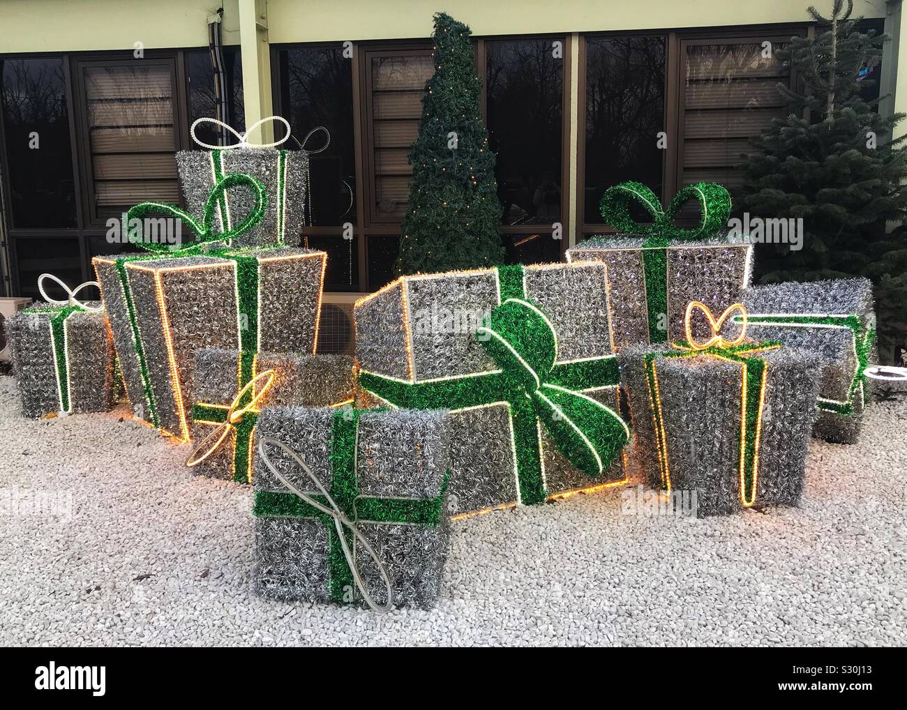 Visualizzazione di grandi scatole di Natale avvolto con archetti e luci Foto Stock