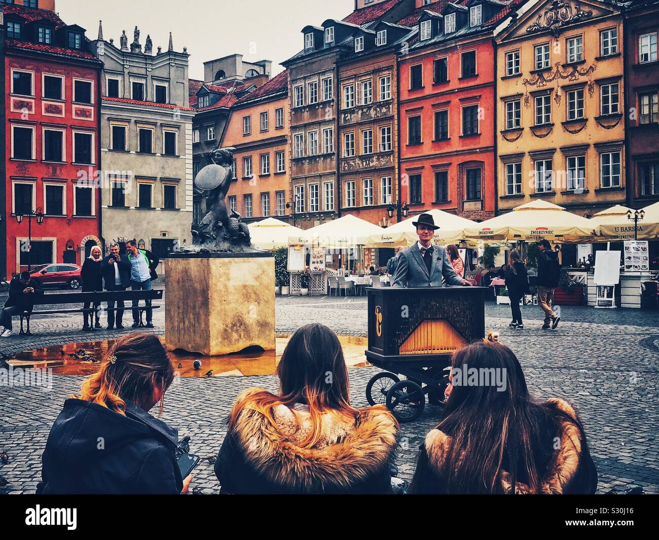 I turisti a guardare un esecutore di strada nella Città Vecchia aka Stare Miasto, Varsavia, Polonia Foto Stock