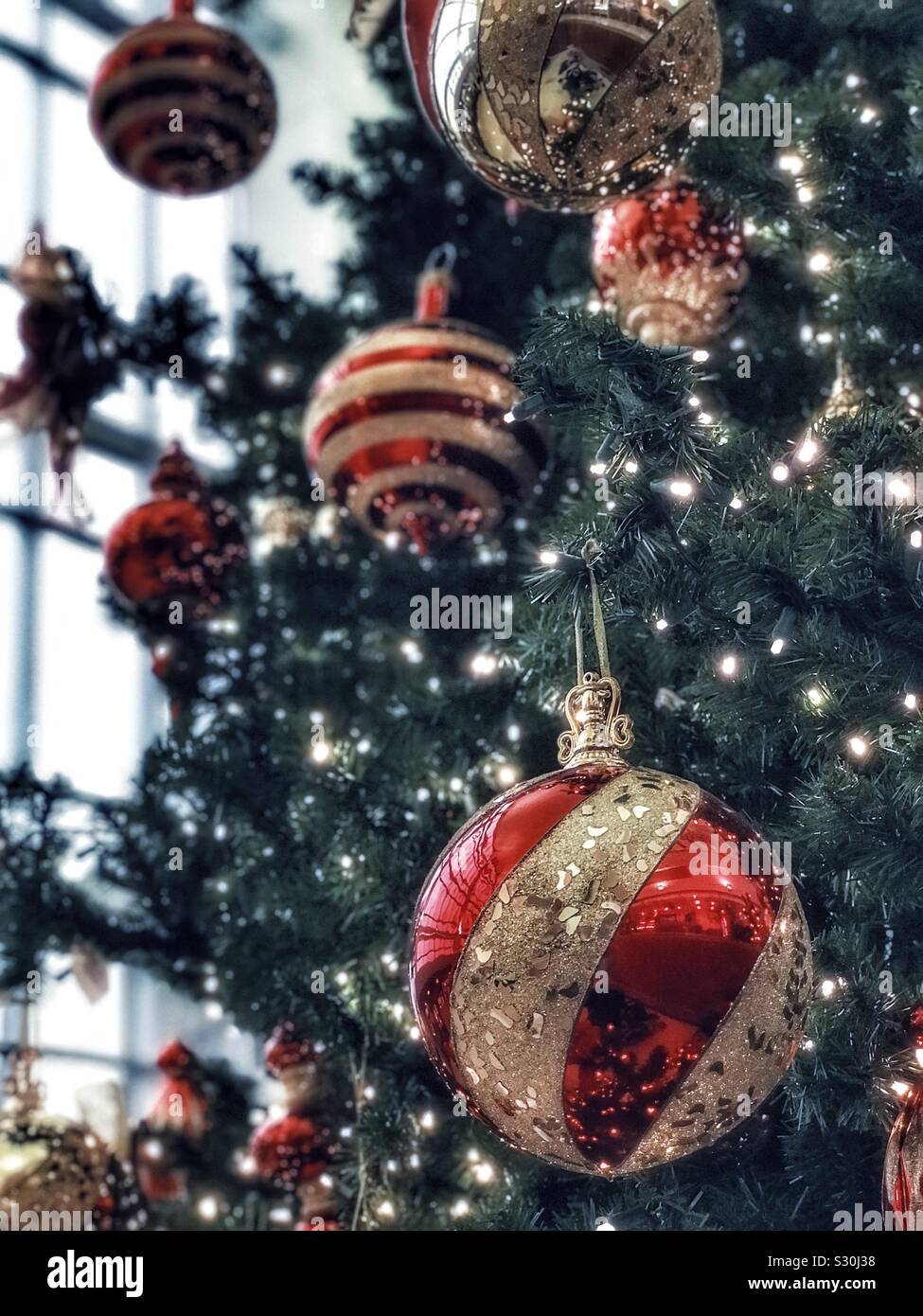 Rosso e oro albero di Natale ornamenti Foto Stock