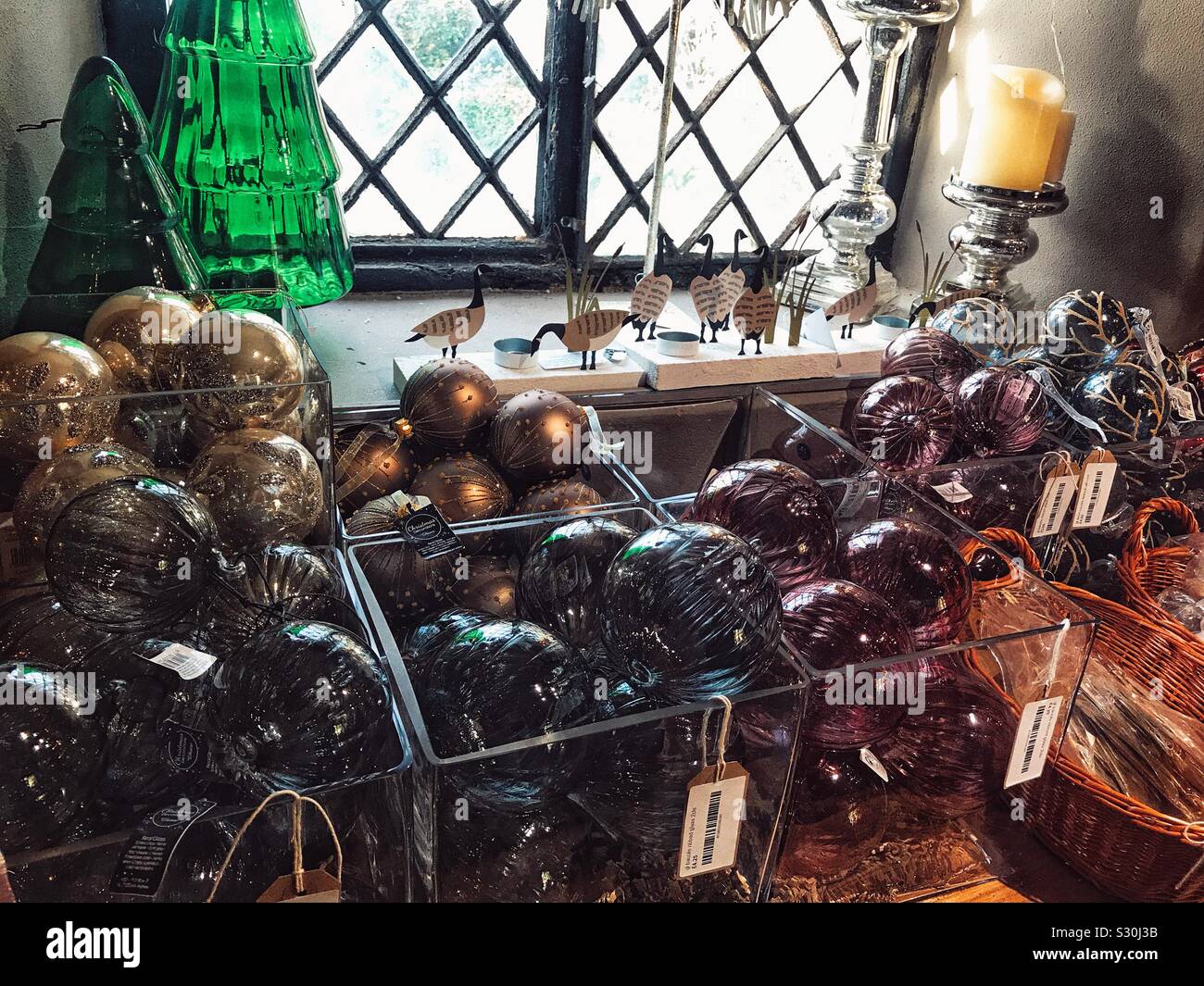 Selezione di baubles di Natale e decorazioni per la vendita Foto Stock