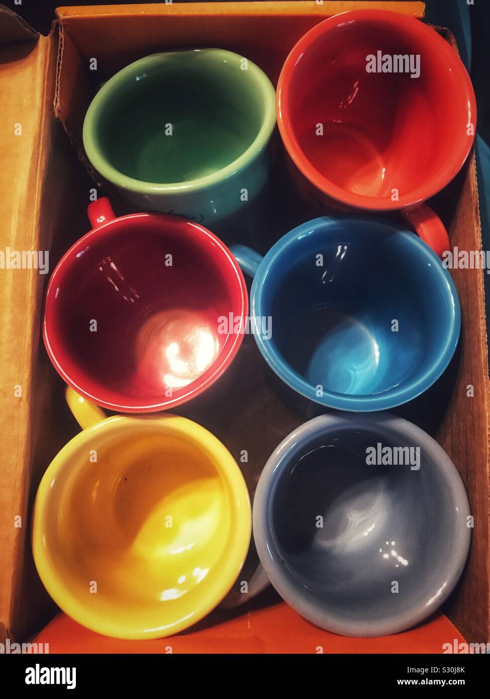 Immagine luminosa di 6 ceramiche colorate tazze confezionato in una scatola Foto Stock